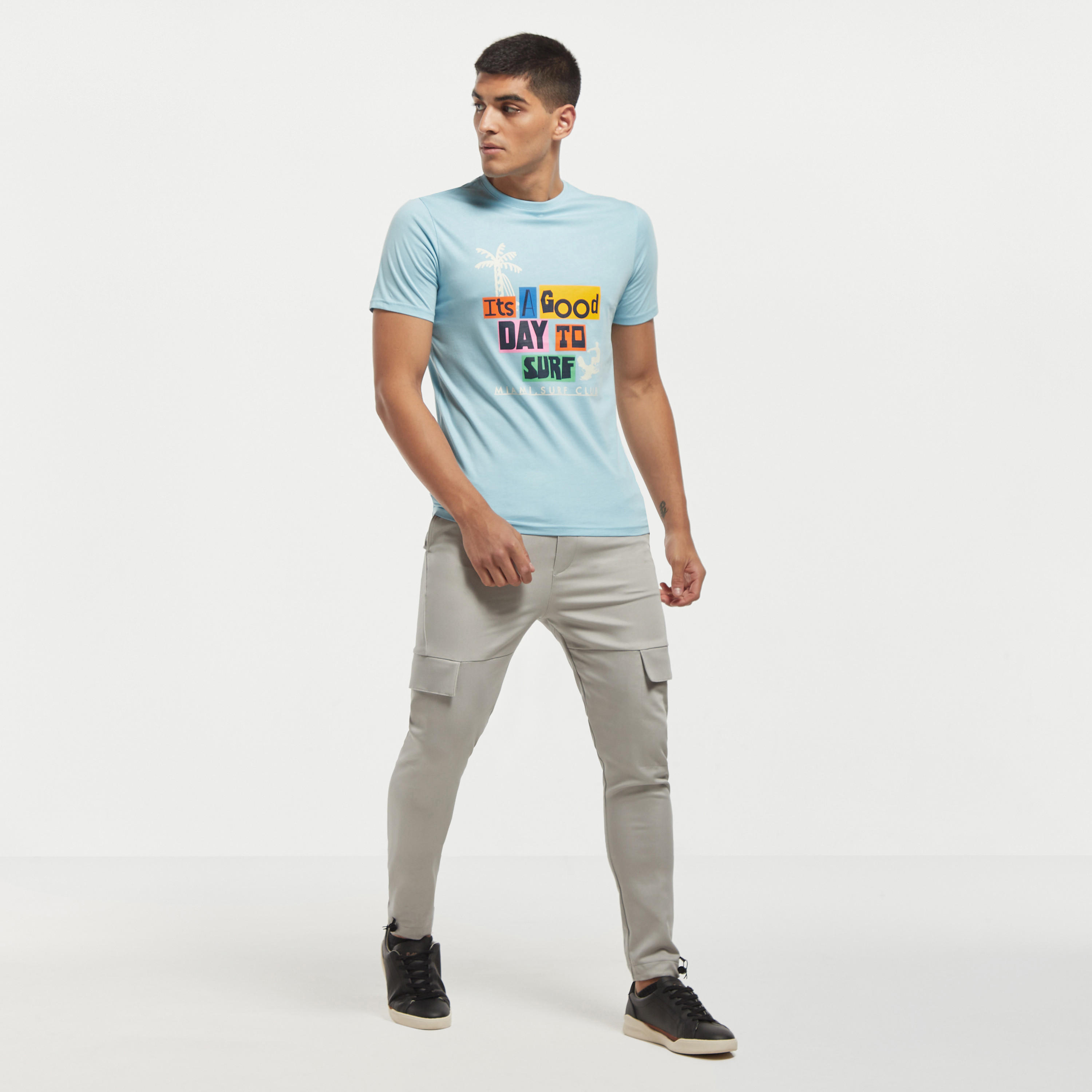 تيشيرت بياقة ضيقة وأكمام قصيرة وطبعات-men-clothing-tshirtsandpolos-tshirts-image-2