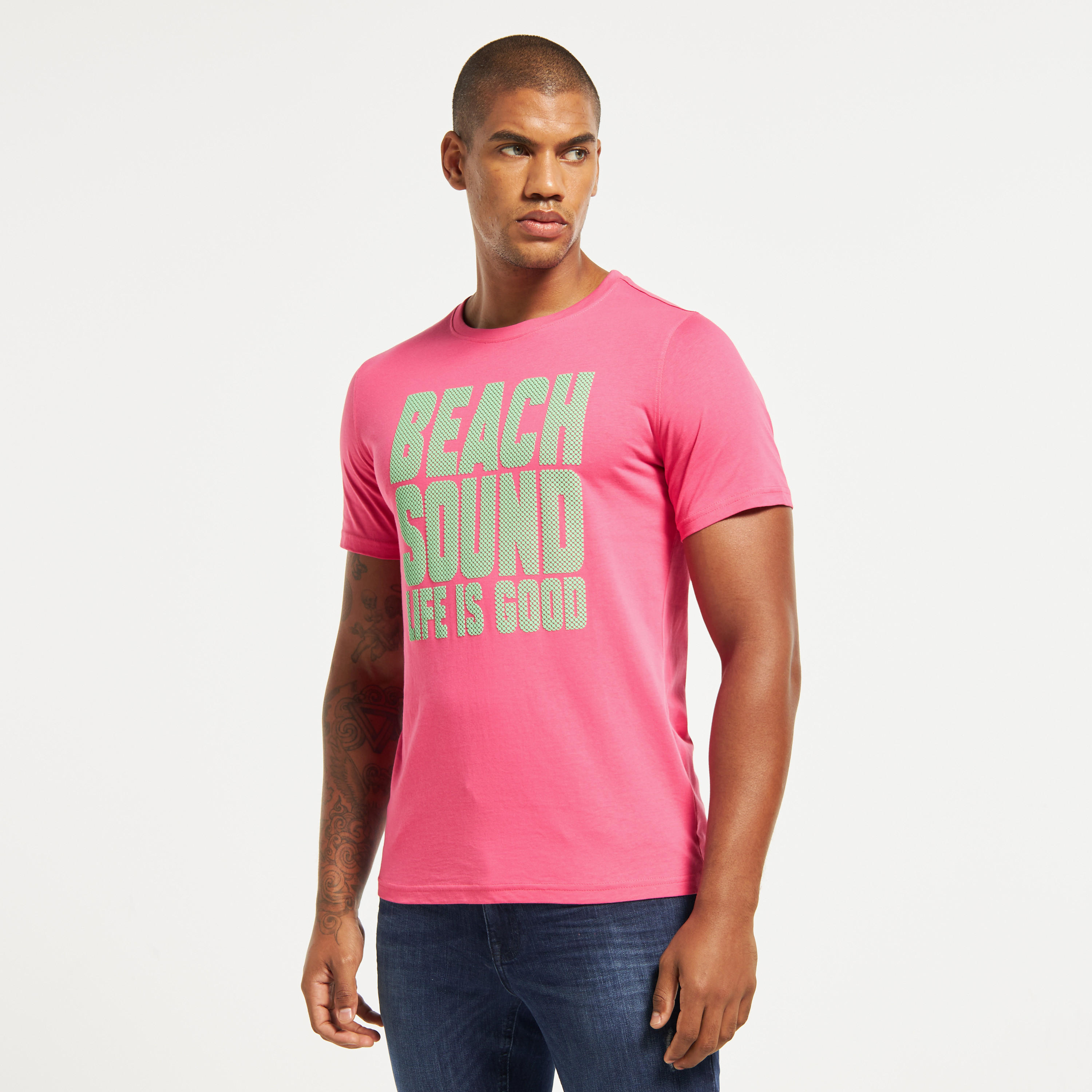 تيشيرت بياقة ضيّقة وأكمام قصيرة وطبعات-men-clothing-tshirtsandpolos-tshirts-image-1