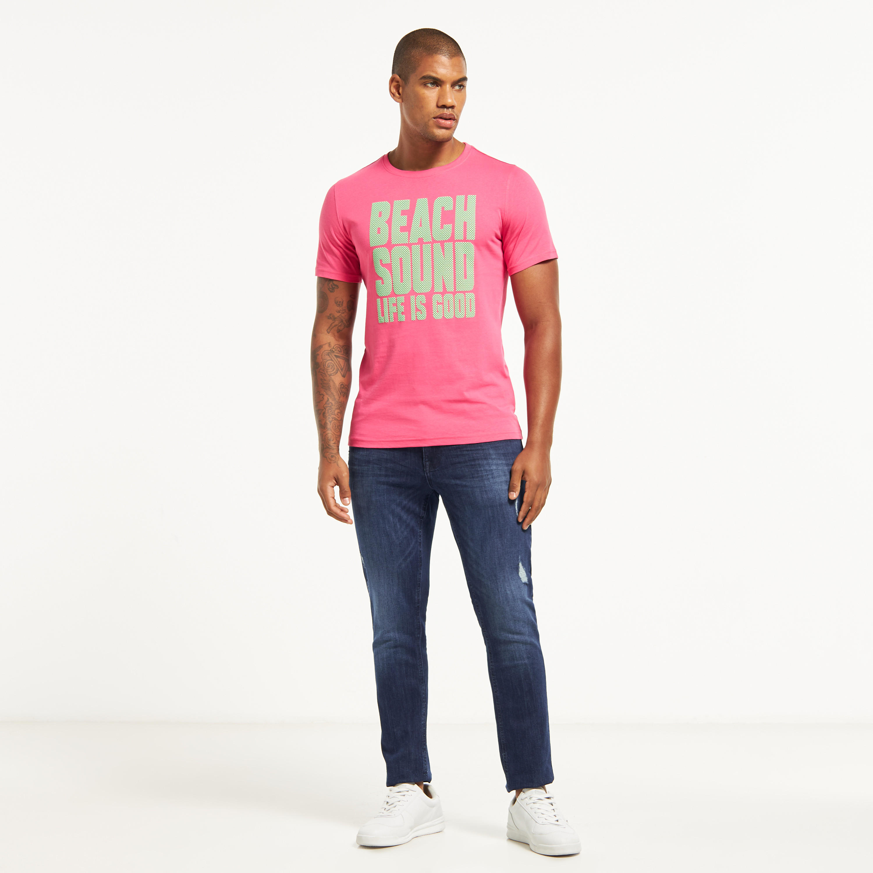 تيشيرت بياقة ضيّقة وأكمام قصيرة وطبعات-men-clothing-tshirtsandpolos-tshirts-image-2