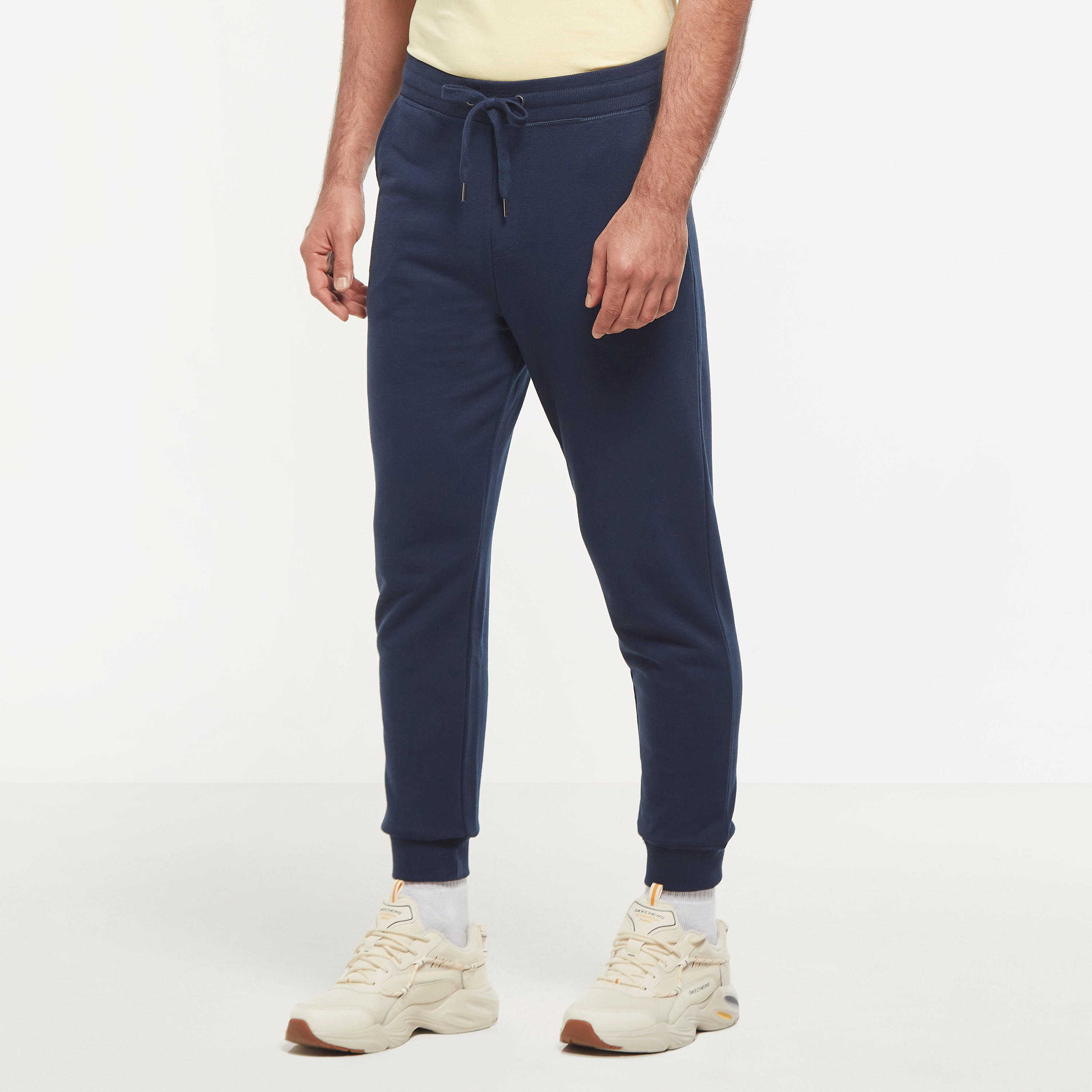 بنطلون رياضي سادة بجيوب ورباط إغلاق-men-clothing-bottoms-joggers-image-4