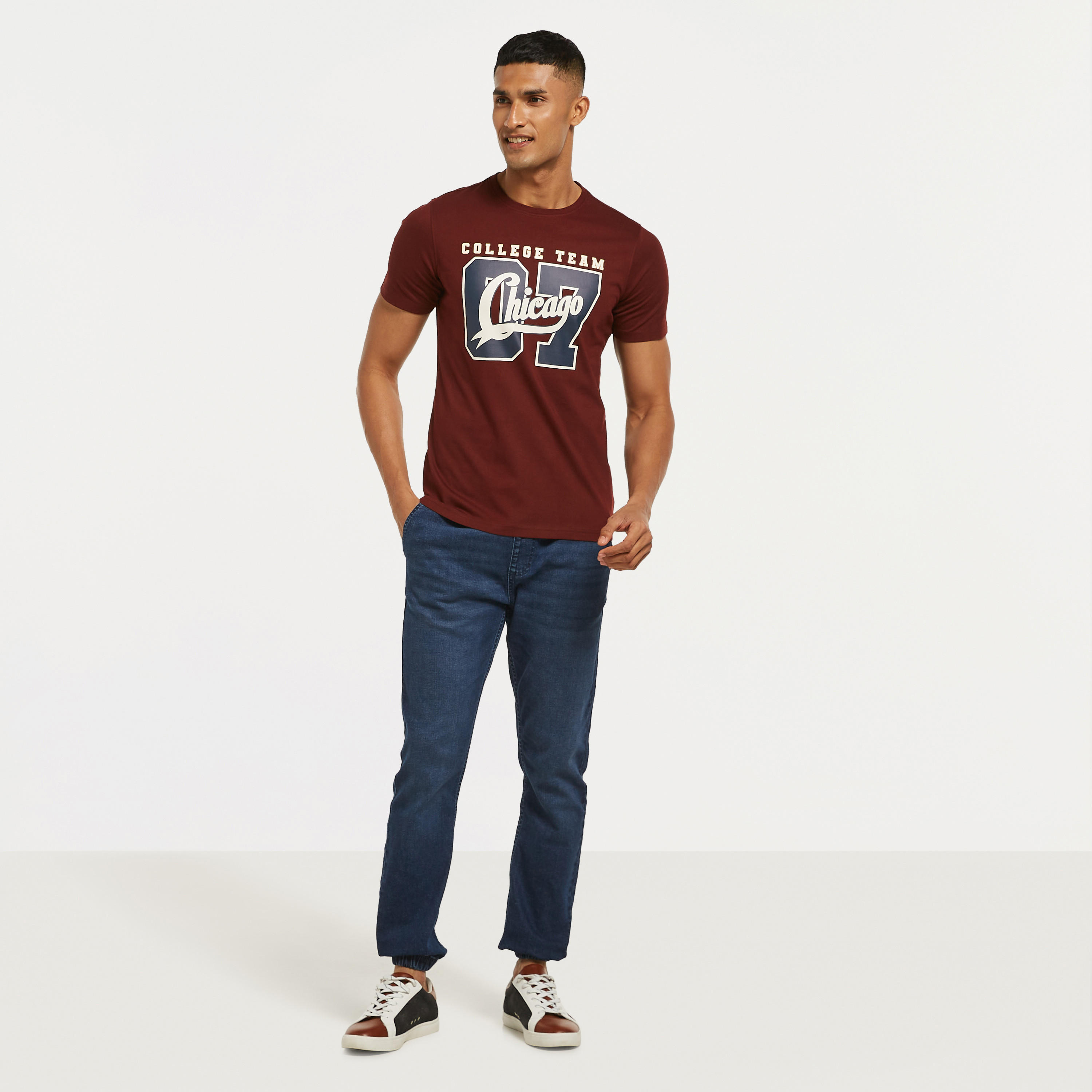 تيشيرت بياقة ضيّقة وأكمام قصيرة وطبعات-men-clothing-tshirtsandpolos-tshirts-image-2