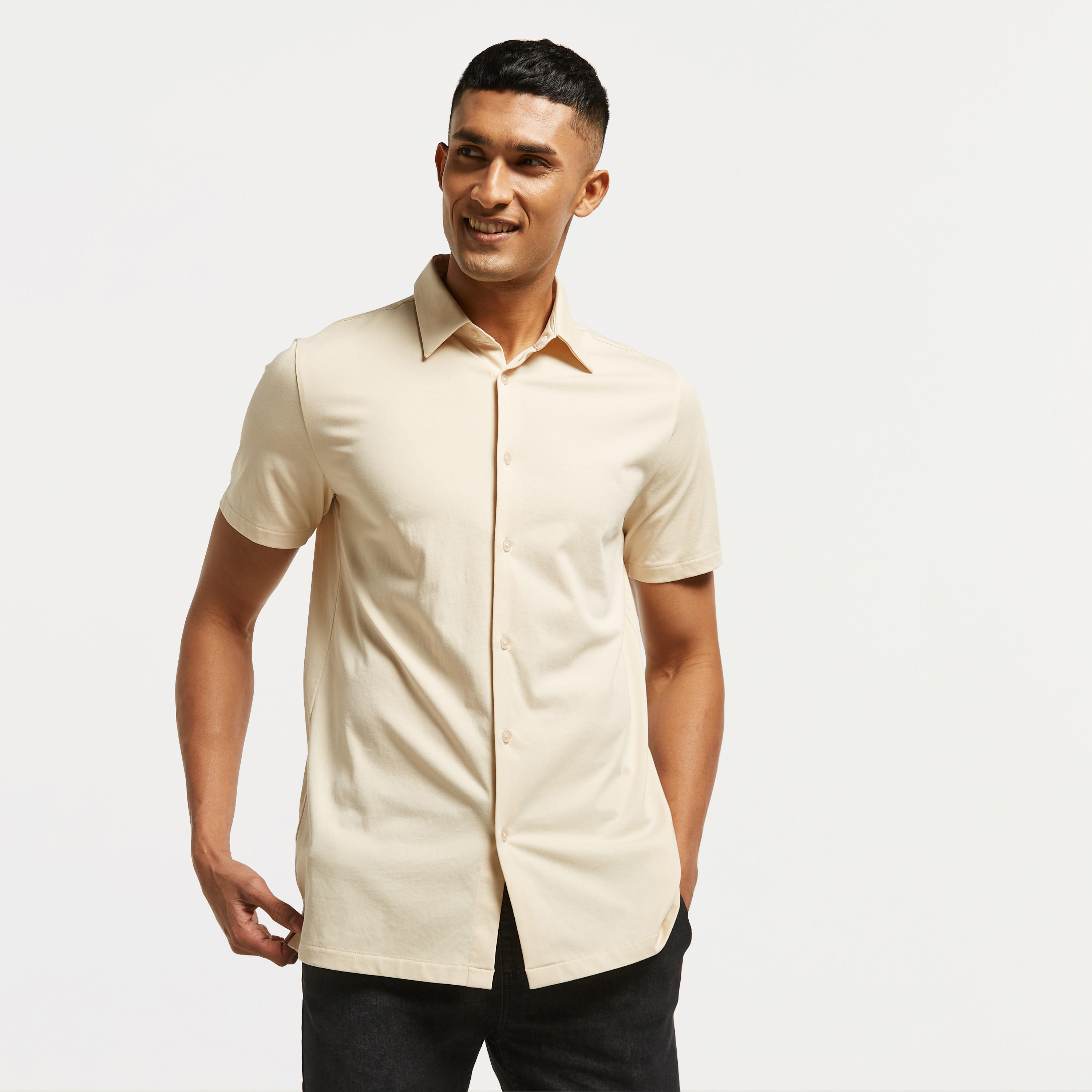 قميص سادة بأكمام قصيرة وأزرار-men-clothing-shirts-image-9