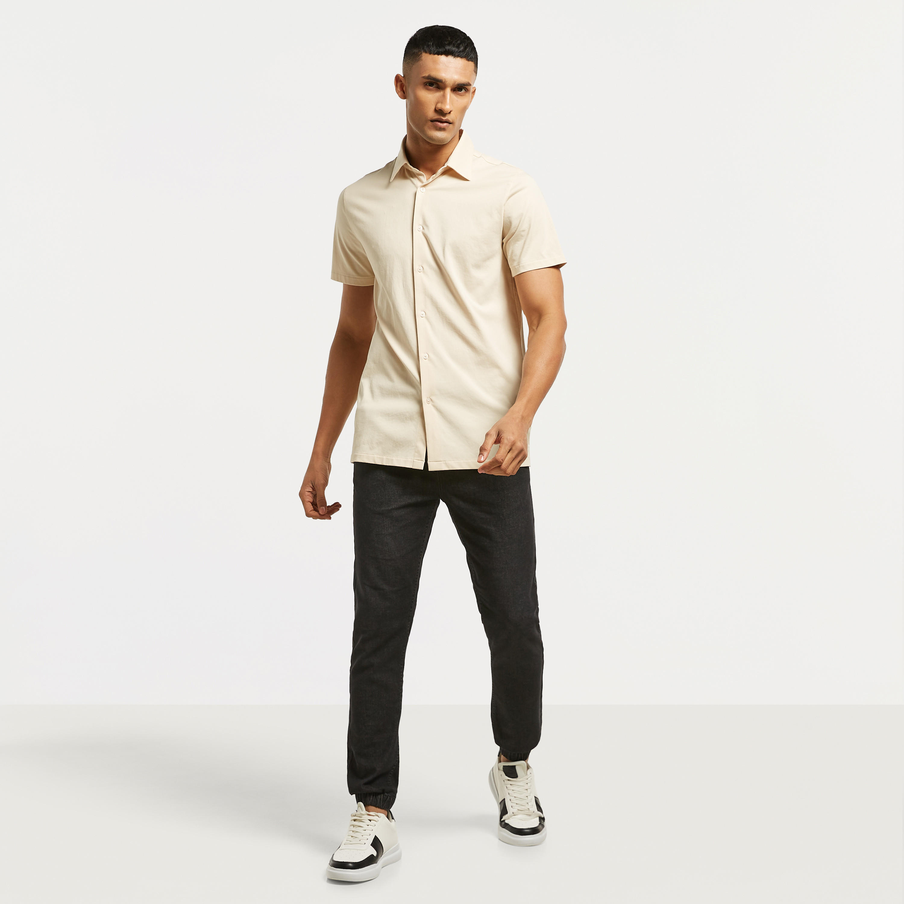 قميص سادة بأكمام قصيرة وأزرار-men-clothing-shirts-image-10