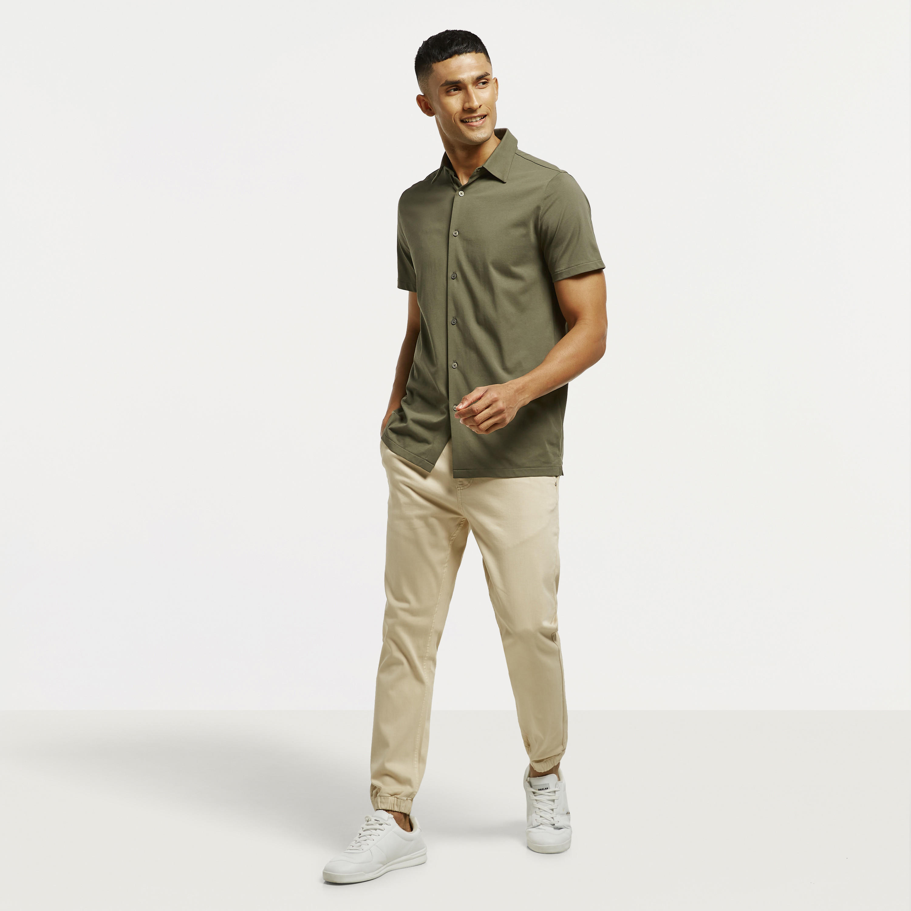 قميص سادة بأكمام قصيرة وأزرار-men-clothing-shirts-image-14