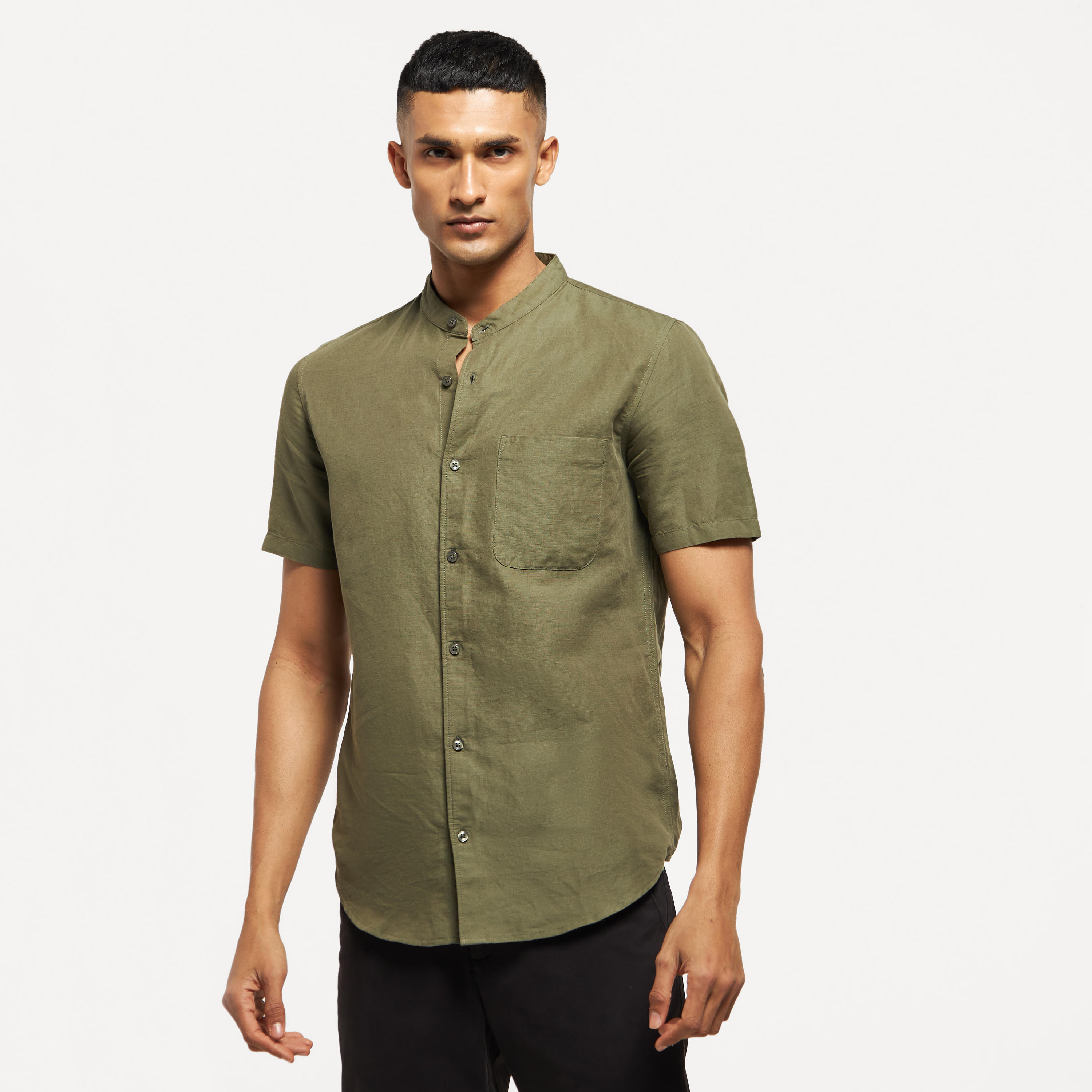 قميص سادة بأكمام قصيرة وجيب وياقة ماندارين-men-clothing-shirts-image-9