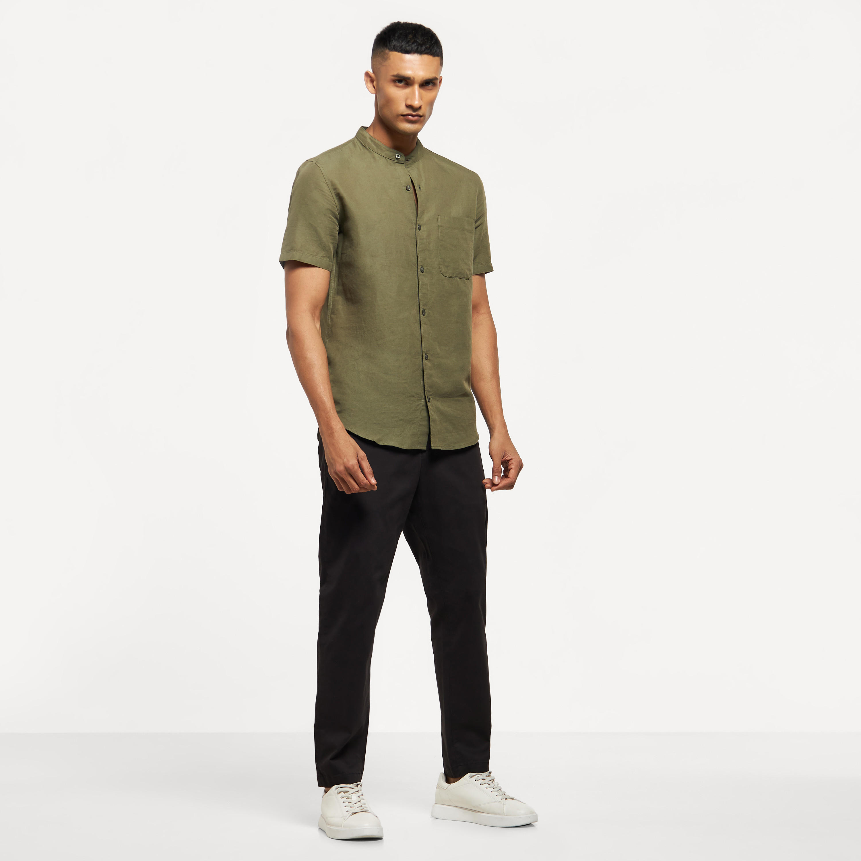 قميص سادة بأكمام قصيرة وجيب وياقة ماندارين-men-clothing-shirts-image-10