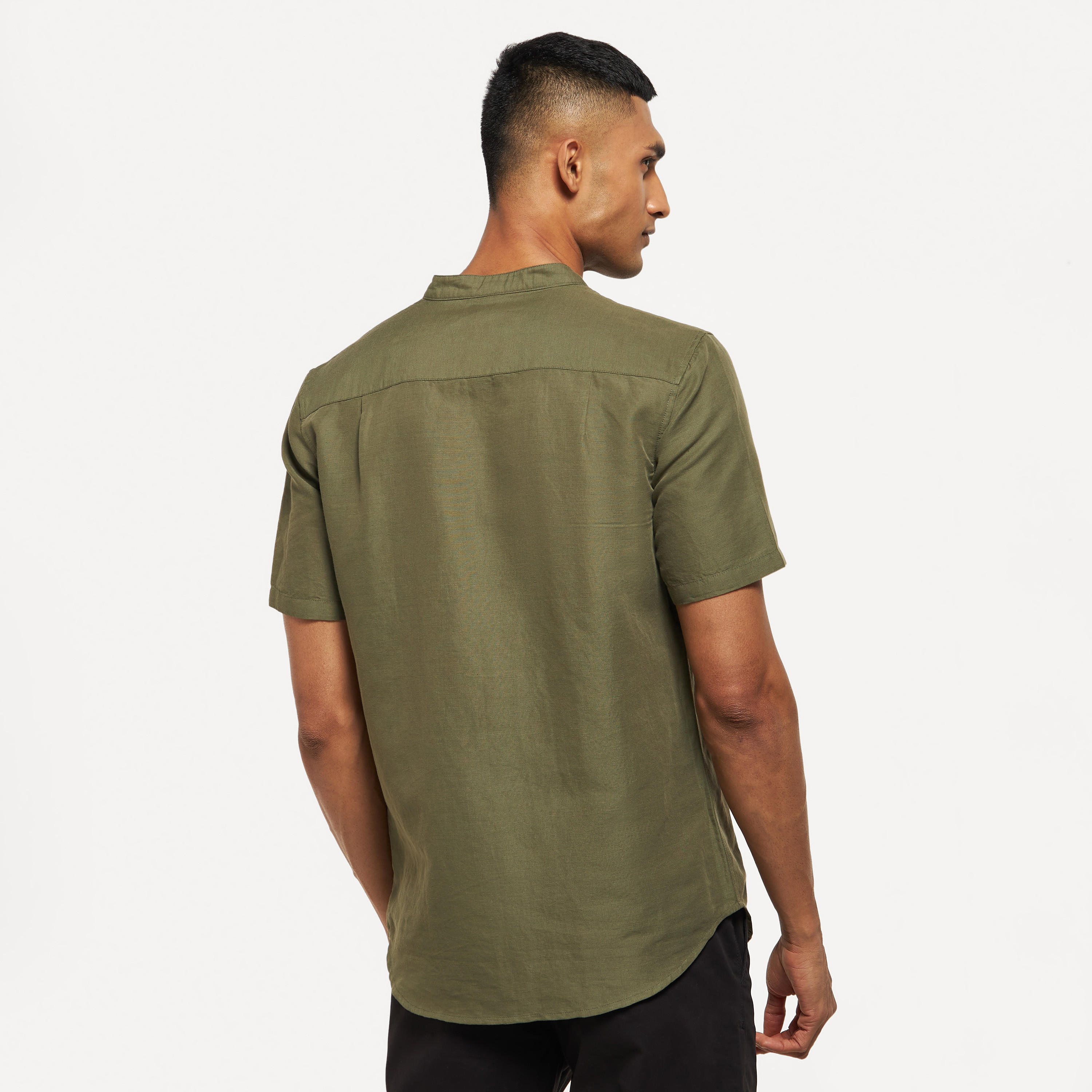 قميص سادة بأكمام قصيرة وجيب وياقة ماندارين-men-clothing-shirts-image-11
