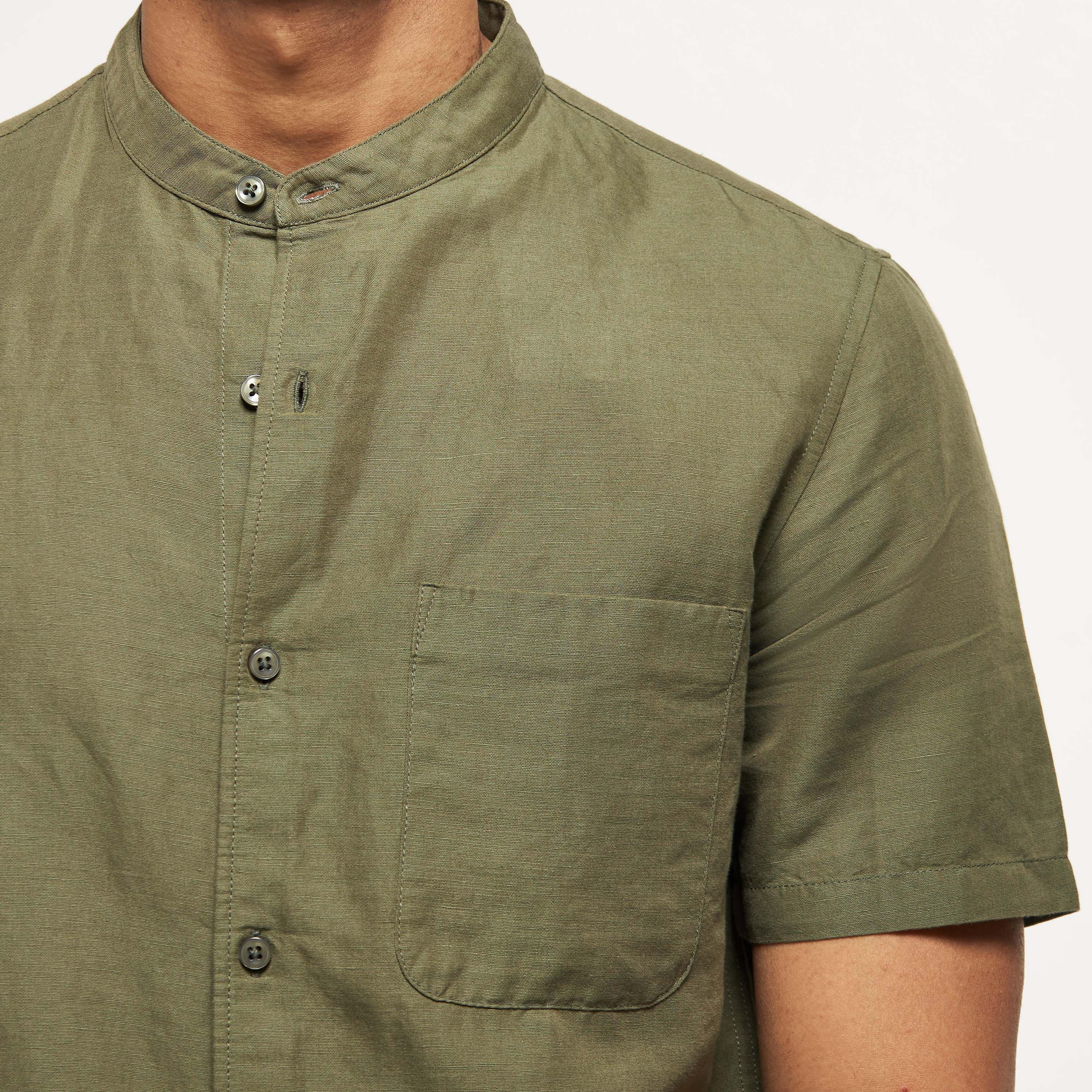 قميص سادة بأكمام قصيرة وجيب وياقة ماندارين-men-clothing-shirts-image-12