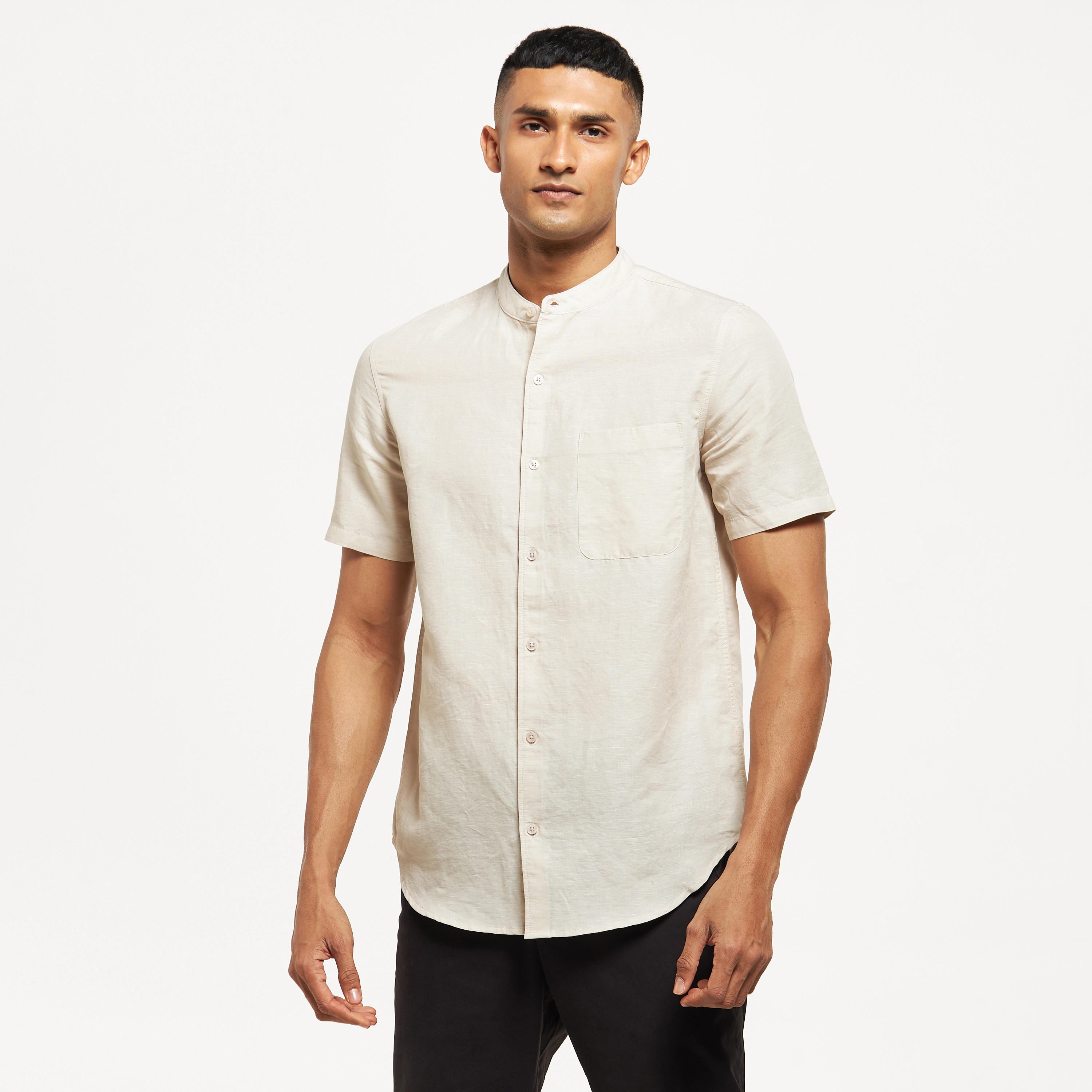قميص سادة بأكمام قصيرة وجيب وياقة ماندارين-men-clothing-shirts-image-5
