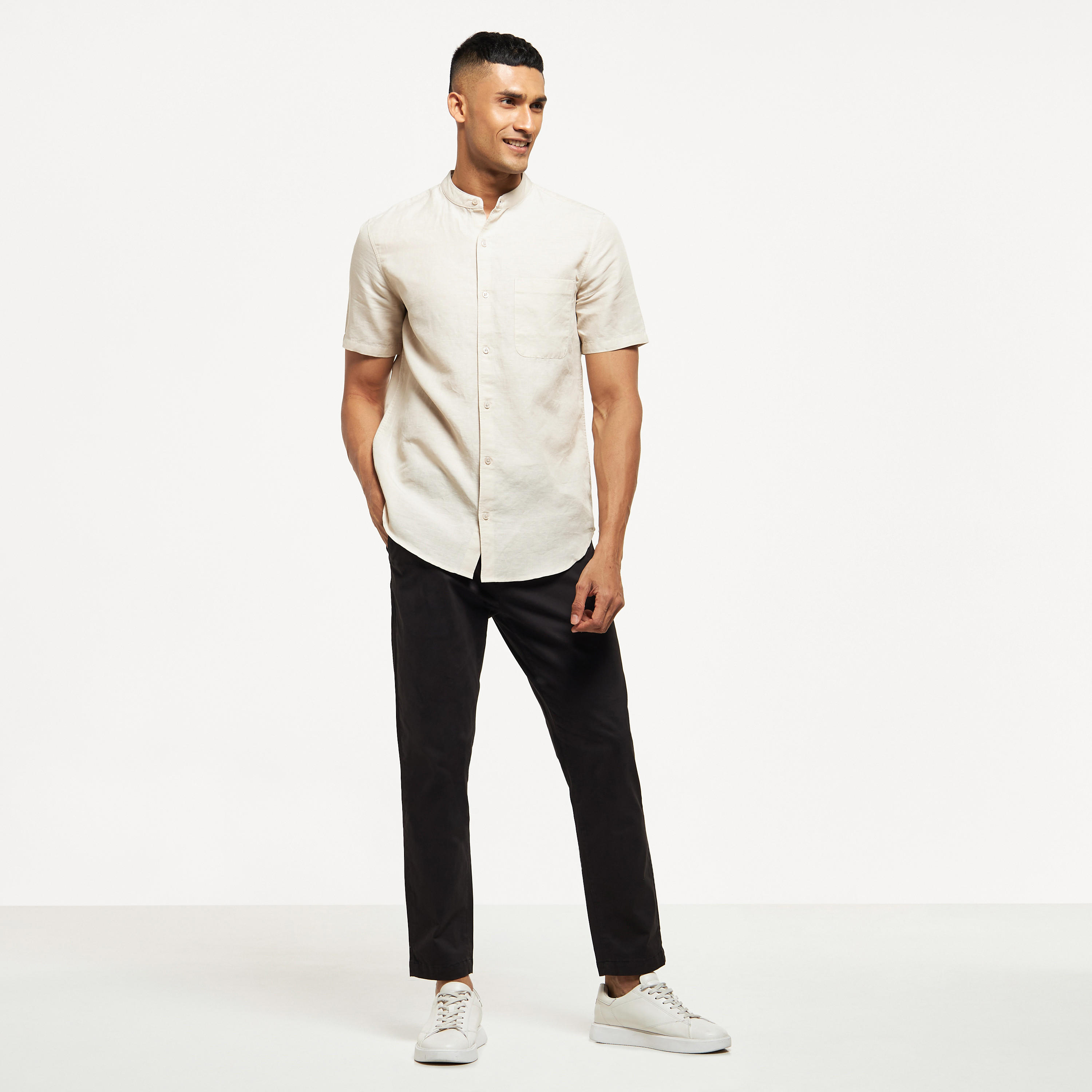 قميص سادة بأكمام قصيرة وجيب وياقة ماندارين-men-clothing-shirts-image-6