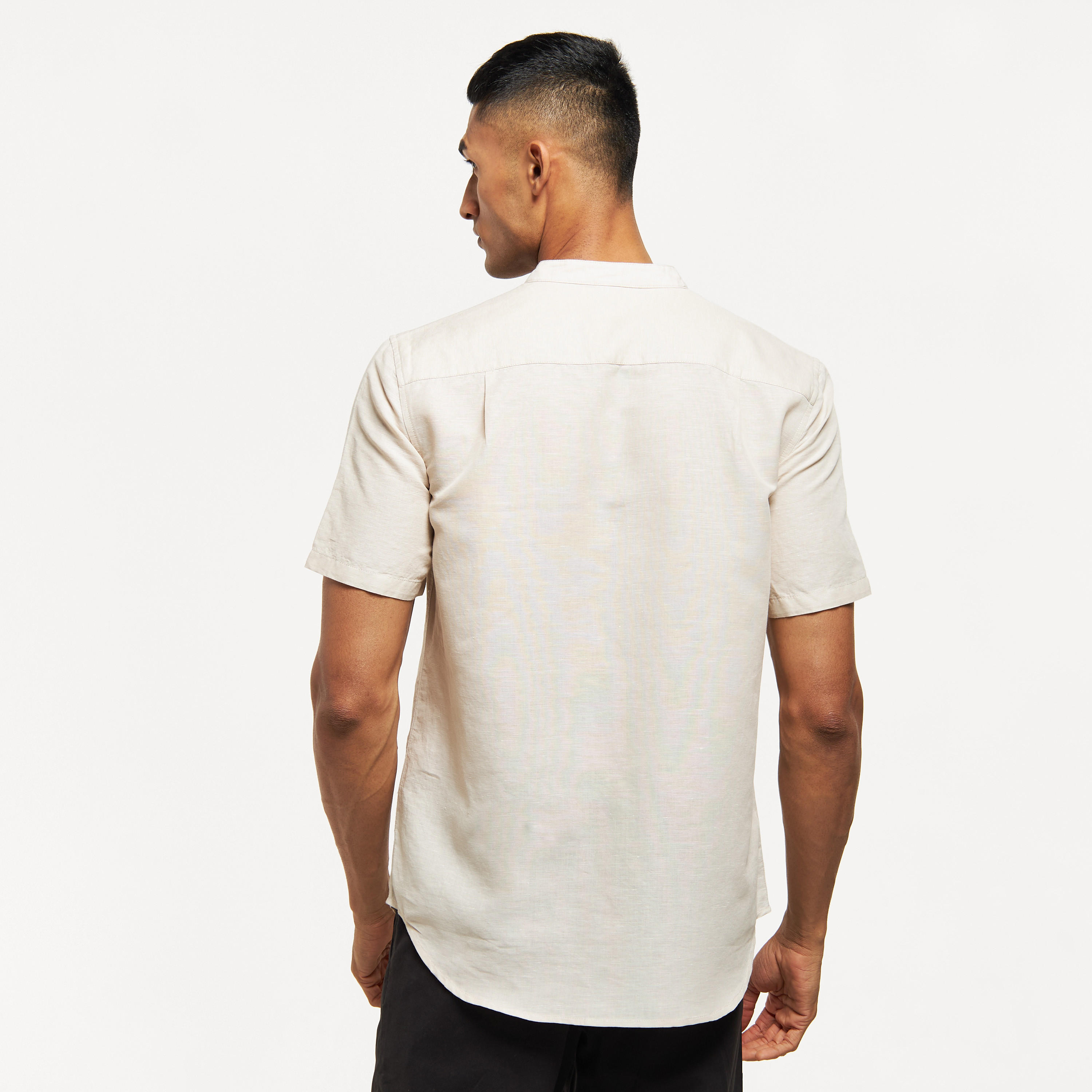 قميص سادة بأكمام قصيرة وجيب وياقة ماندارين-men-clothing-shirts-image-7