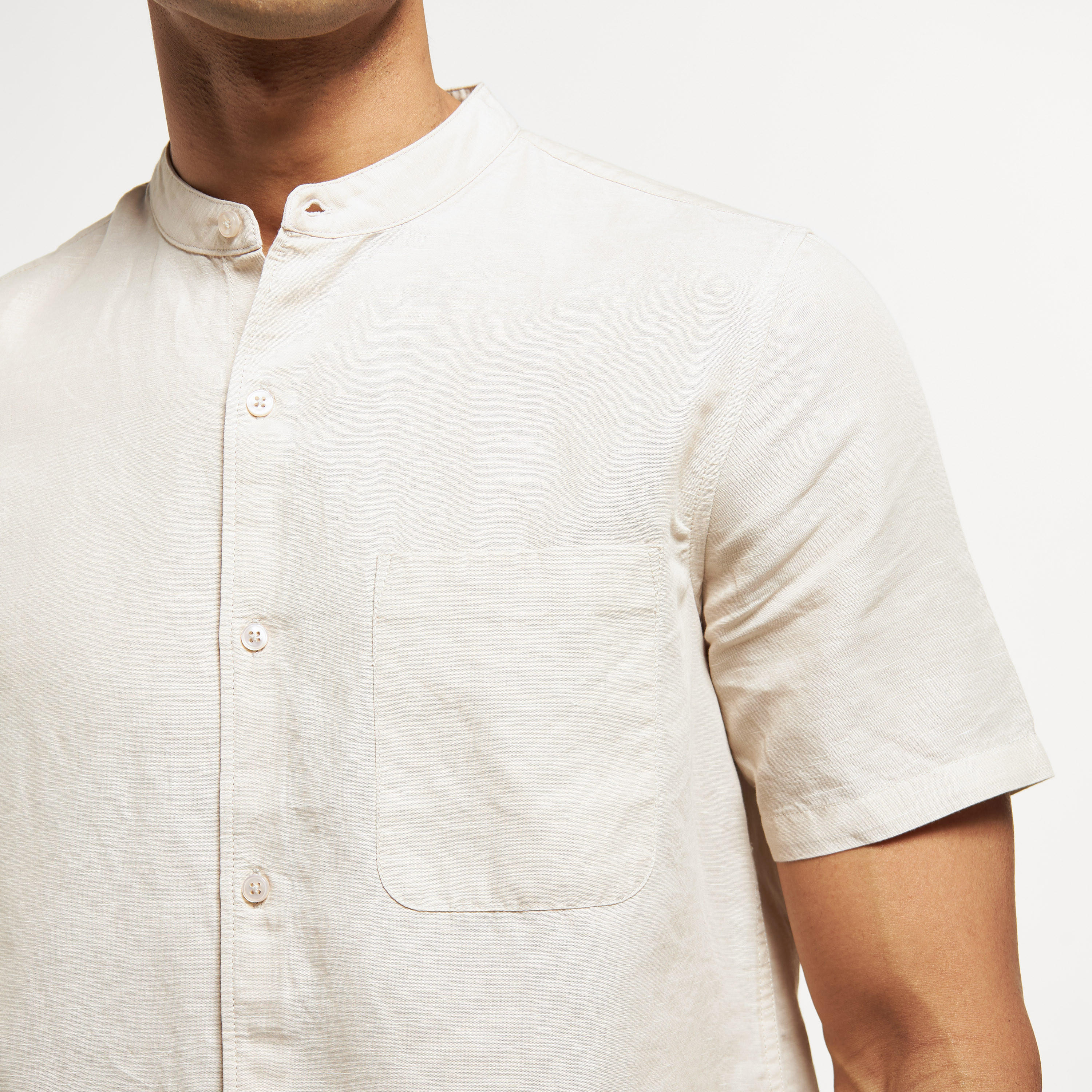قميص سادة بأكمام قصيرة وجيب وياقة ماندارين-men-clothing-shirts-image-8