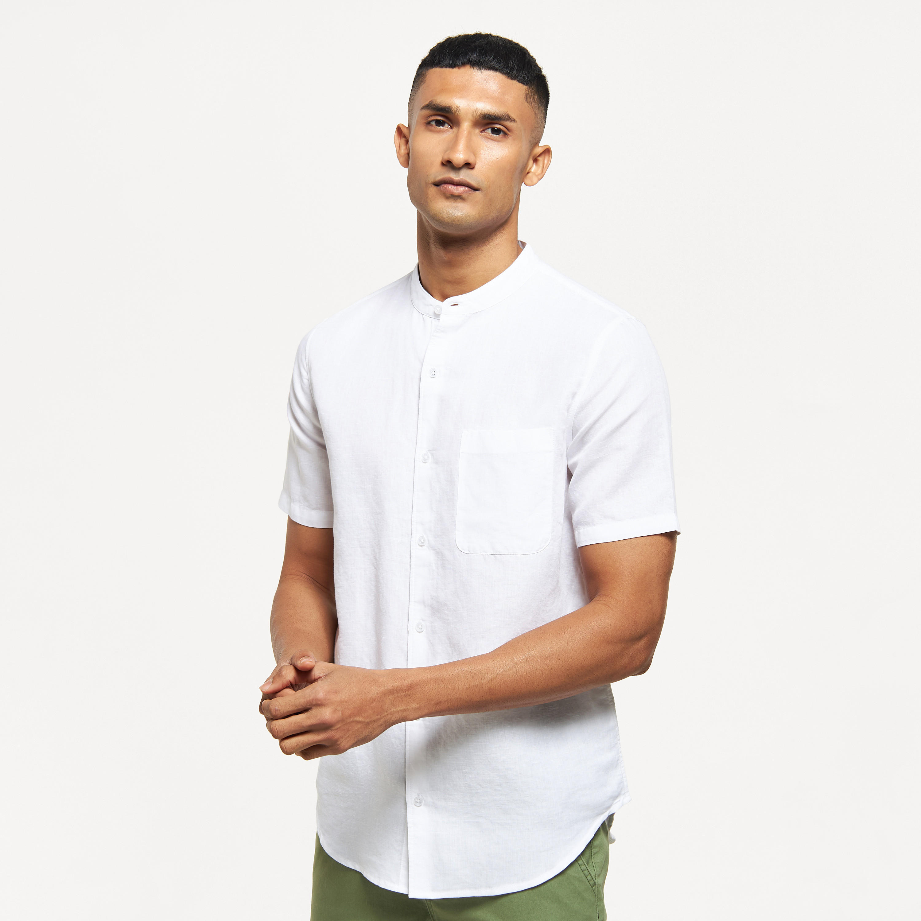قميص سادة بأكمام قصيرة وجيب وياقة ماندارين-men-clothing-shirts-image-1