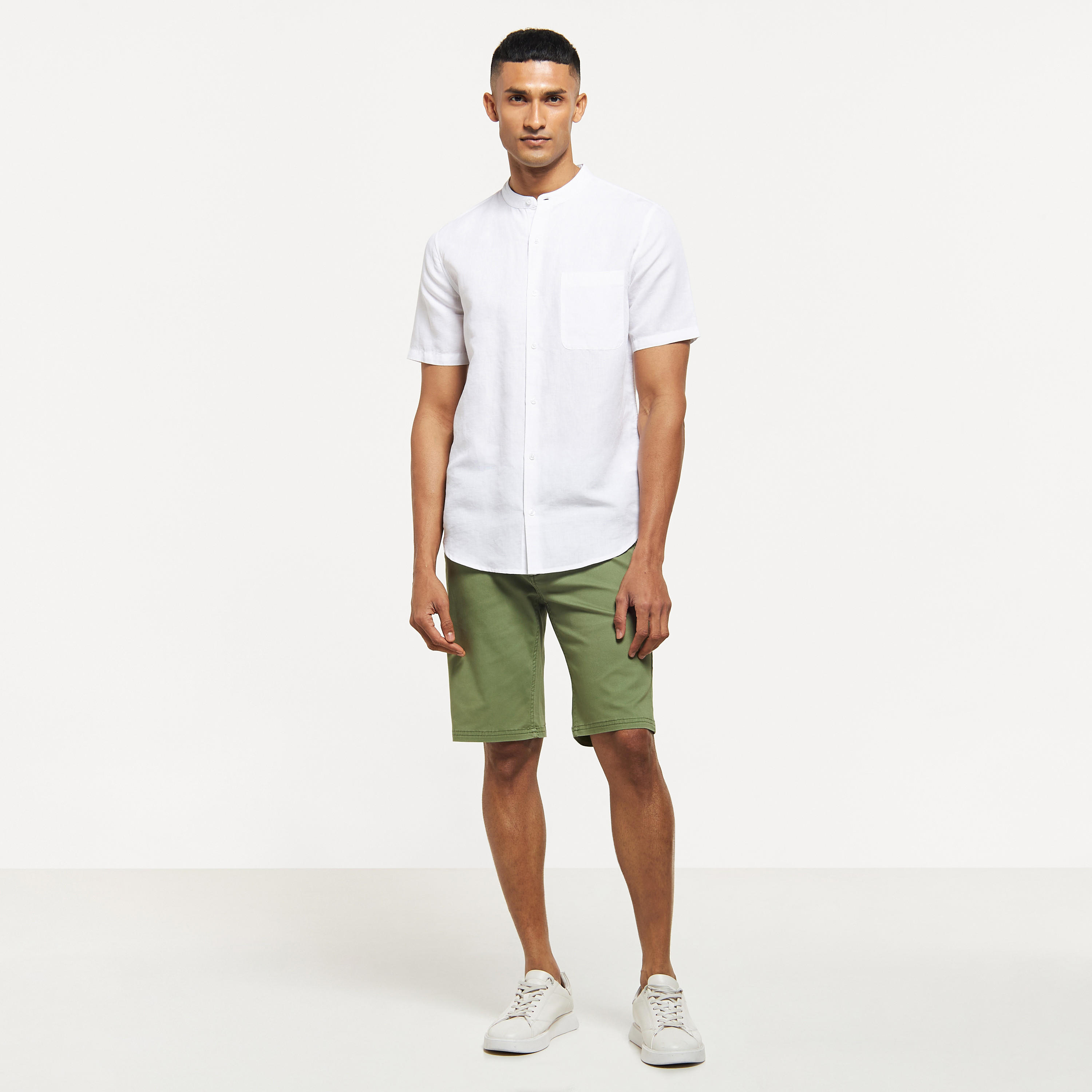 قميص سادة بأكمام قصيرة وجيب وياقة ماندارين-men-clothing-shirts-image-2