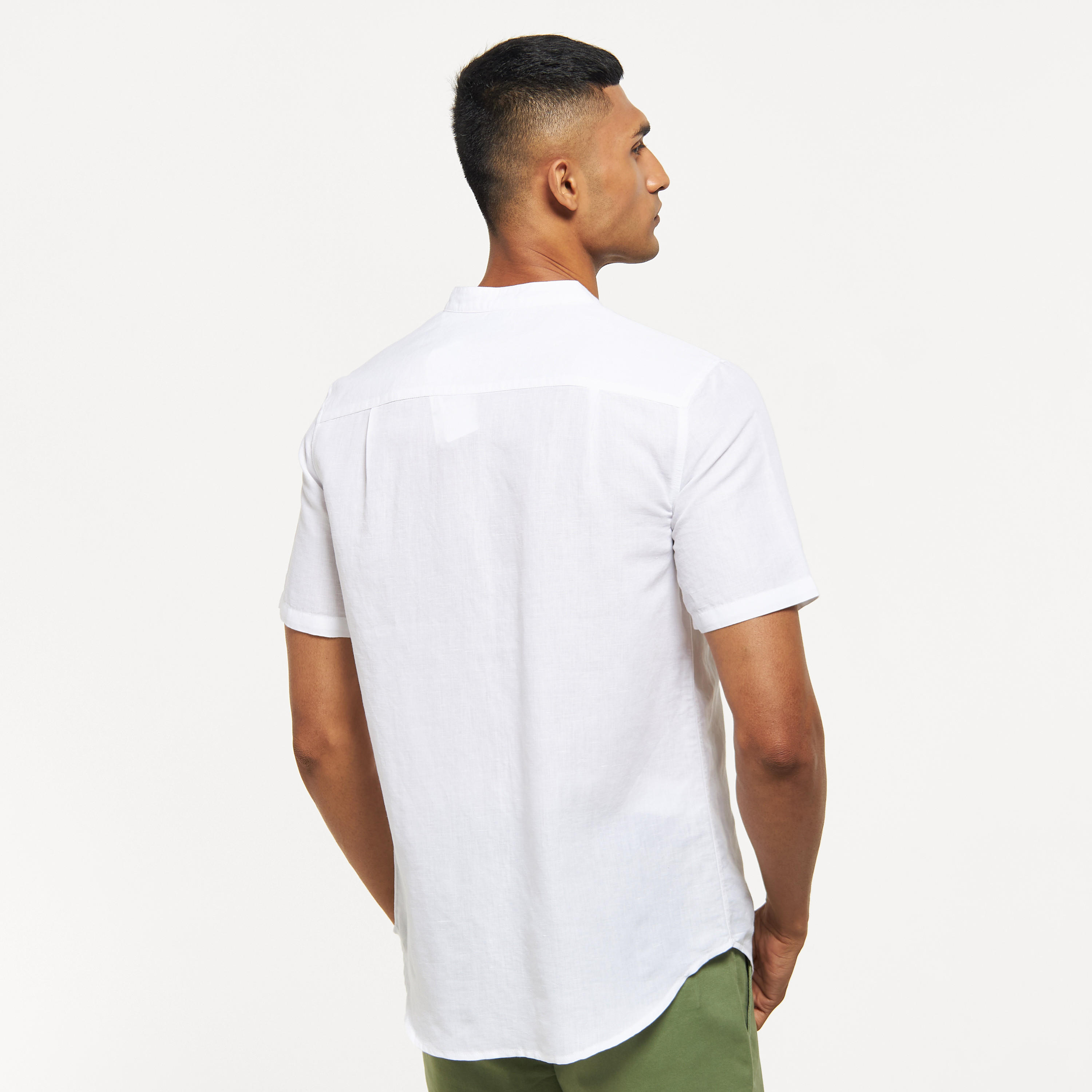 قميص سادة بأكمام قصيرة وجيب وياقة ماندارين-men-clothing-shirts-image-3