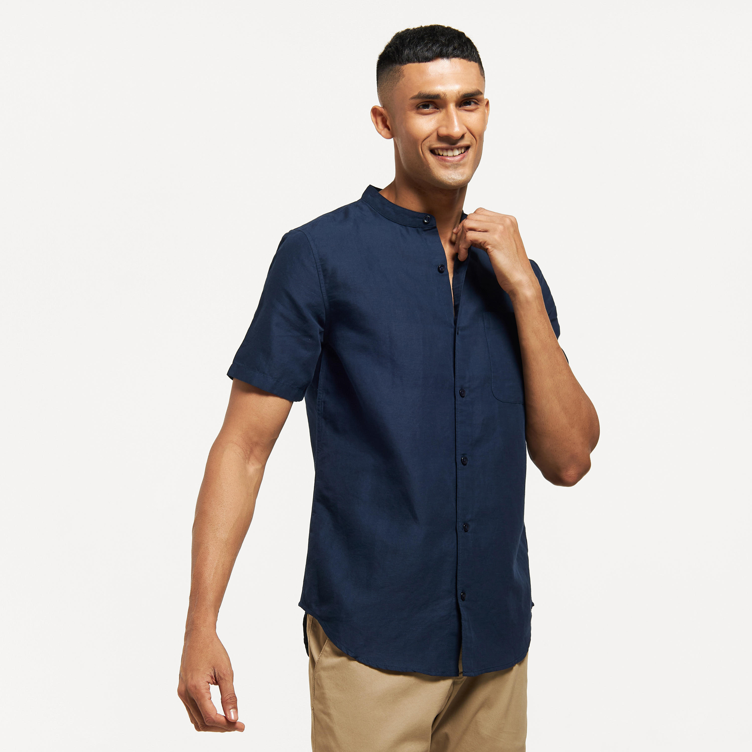 قميص سادة بأكمام قصيرة وجيب وياقة ماندارين-men-clothing-shirts-image-13