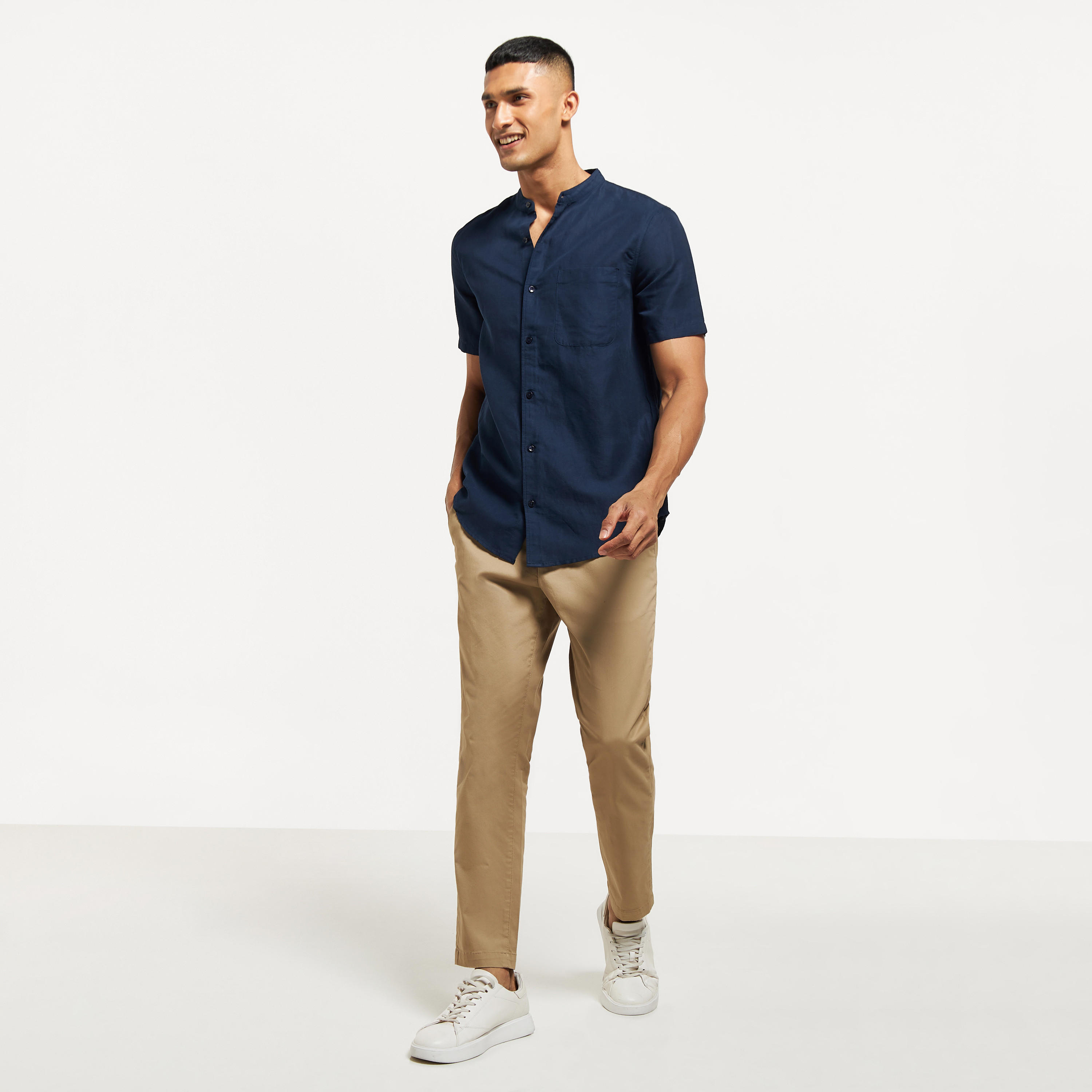 قميص سادة بأكمام قصيرة وجيب وياقة ماندارين-men-clothing-shirts-image-14