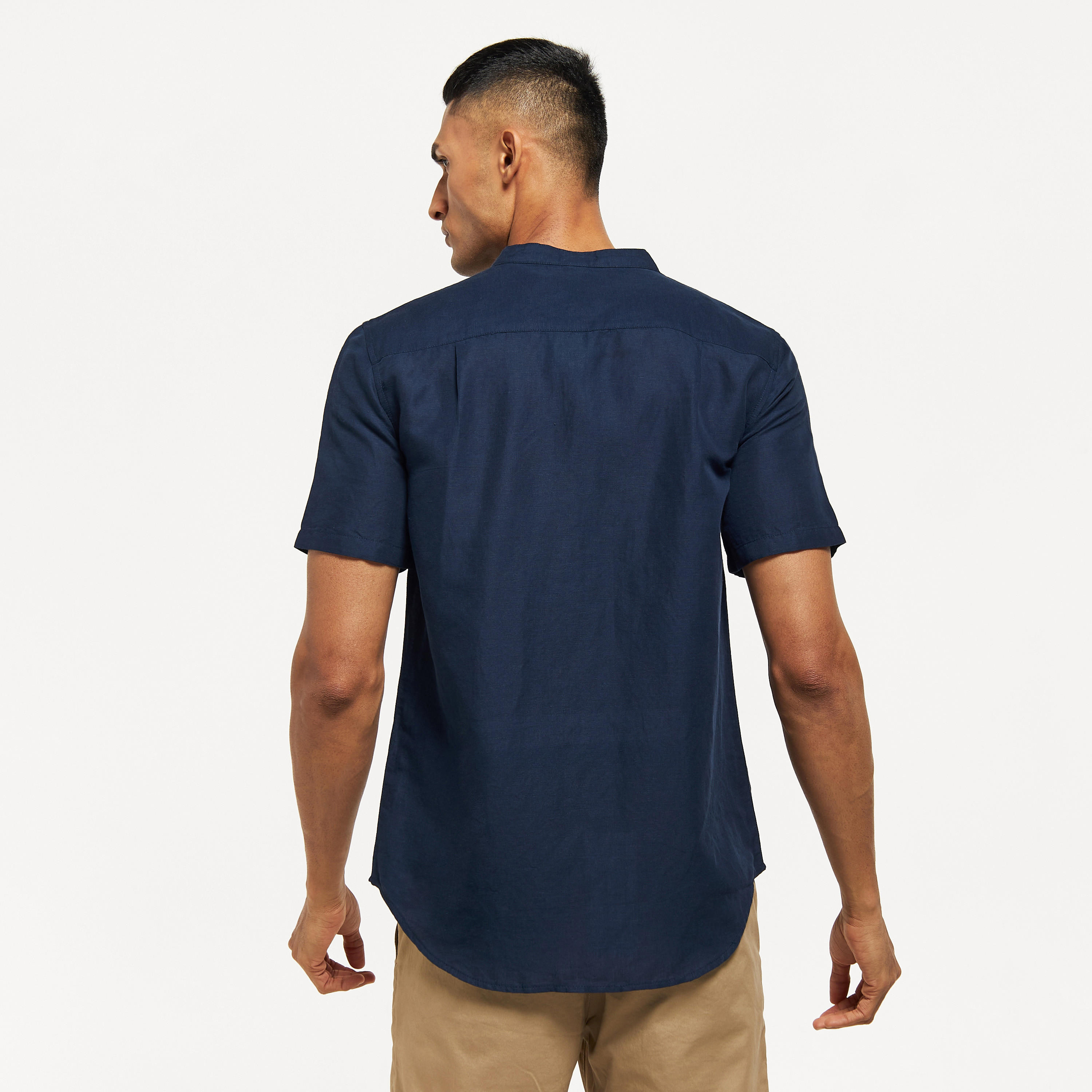 قميص سادة بأكمام قصيرة وجيب وياقة ماندارين-men-clothing-shirts-image-15