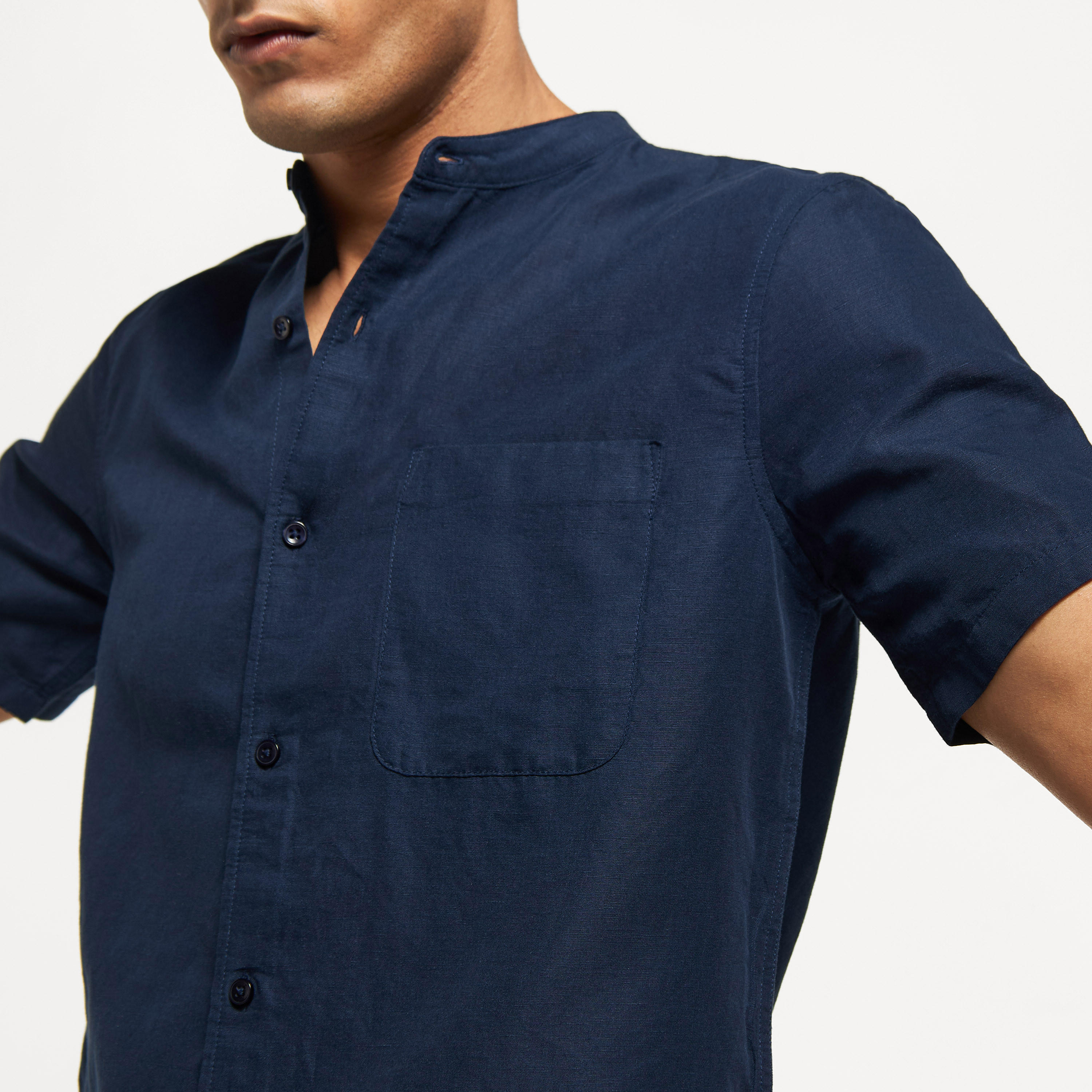 قميص سادة بأكمام قصيرة وجيب وياقة ماندارين-men-clothing-shirts-image-16