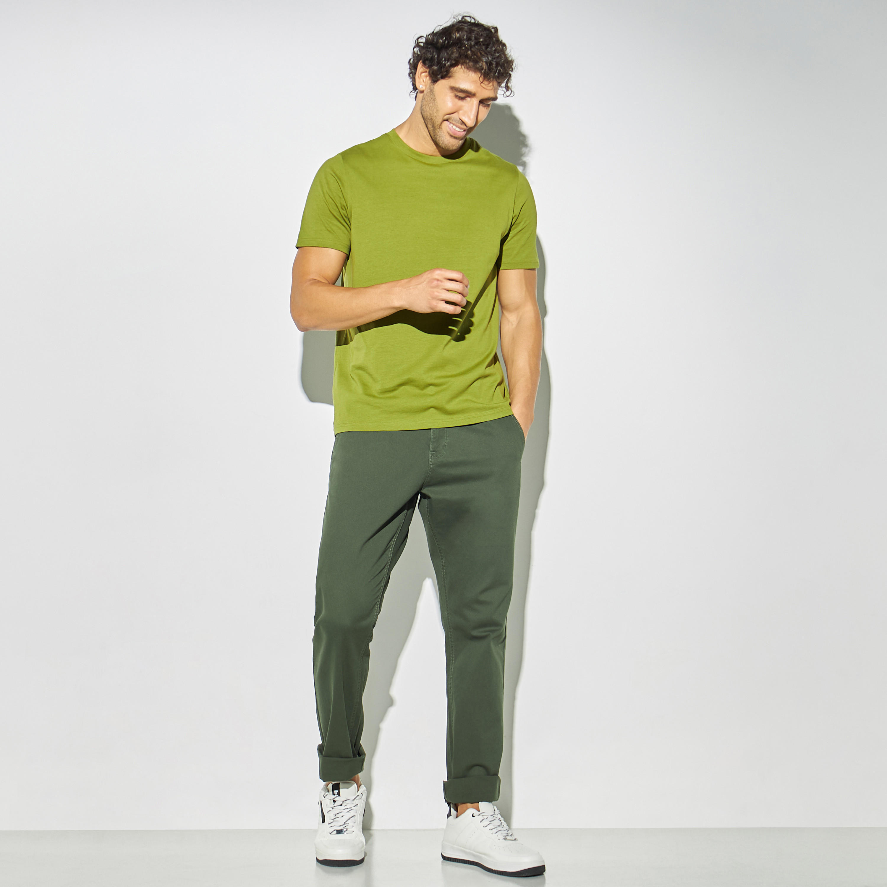 تيشيرت سادة بياقة ضيّقة وأكمام قصيرة-men-clothing-tshirtsandpolos-tshirts-image-2