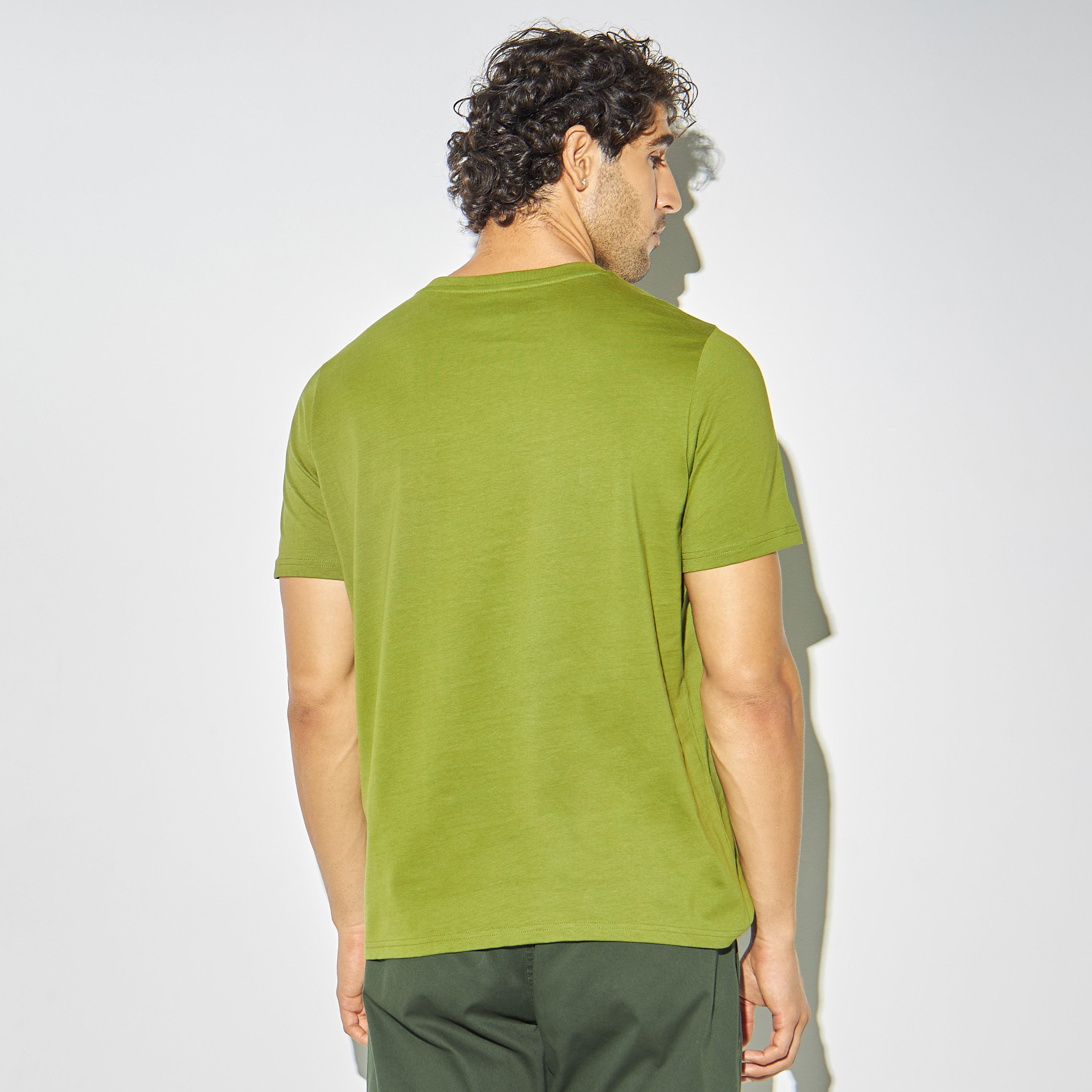 تيشيرت سادة بياقة ضيّقة وأكمام قصيرة-men-clothing-tshirtsandpolos-tshirts-image-3