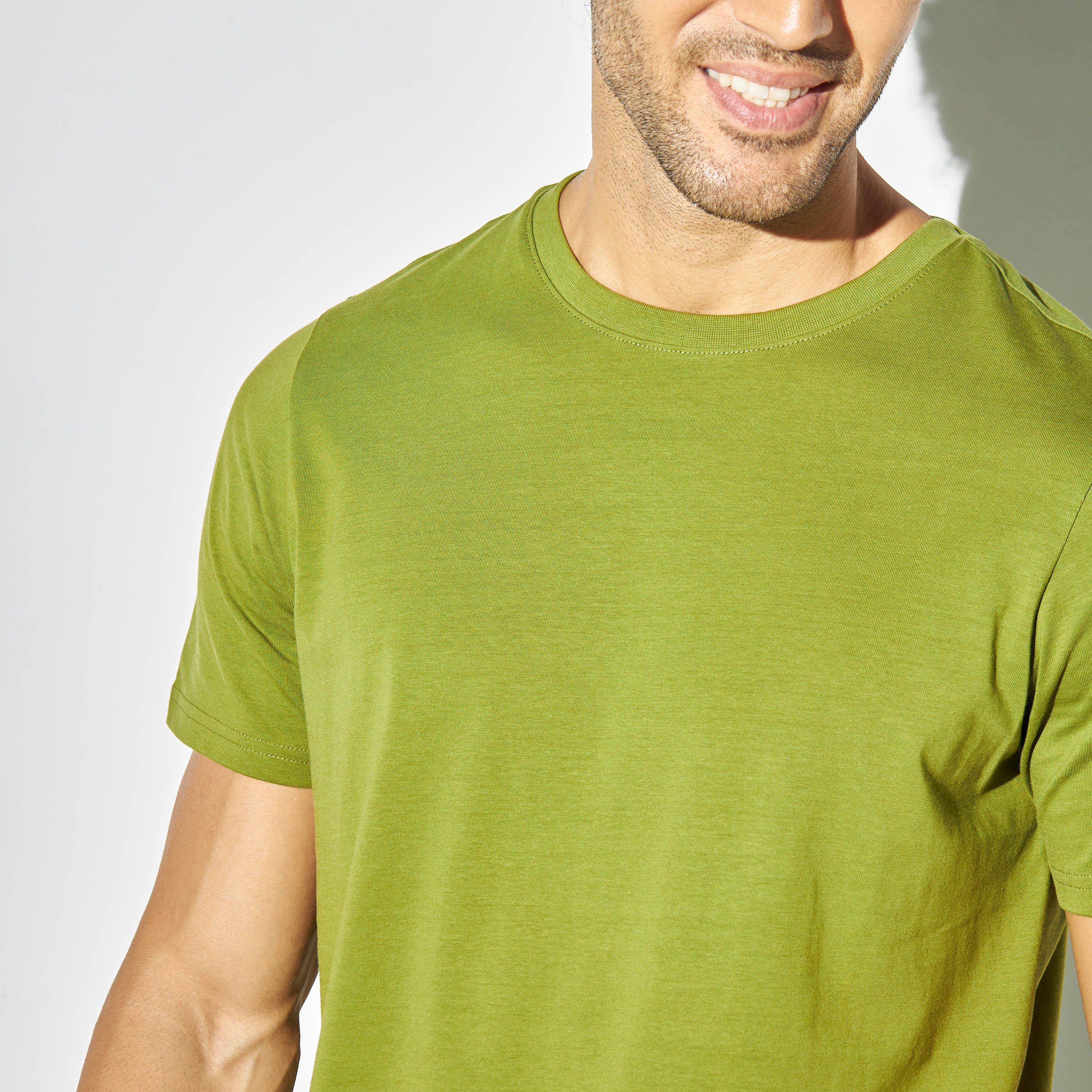 تيشيرت سادة بياقة ضيّقة وأكمام قصيرة-men-clothing-tshirtsandpolos-tshirts-image-4