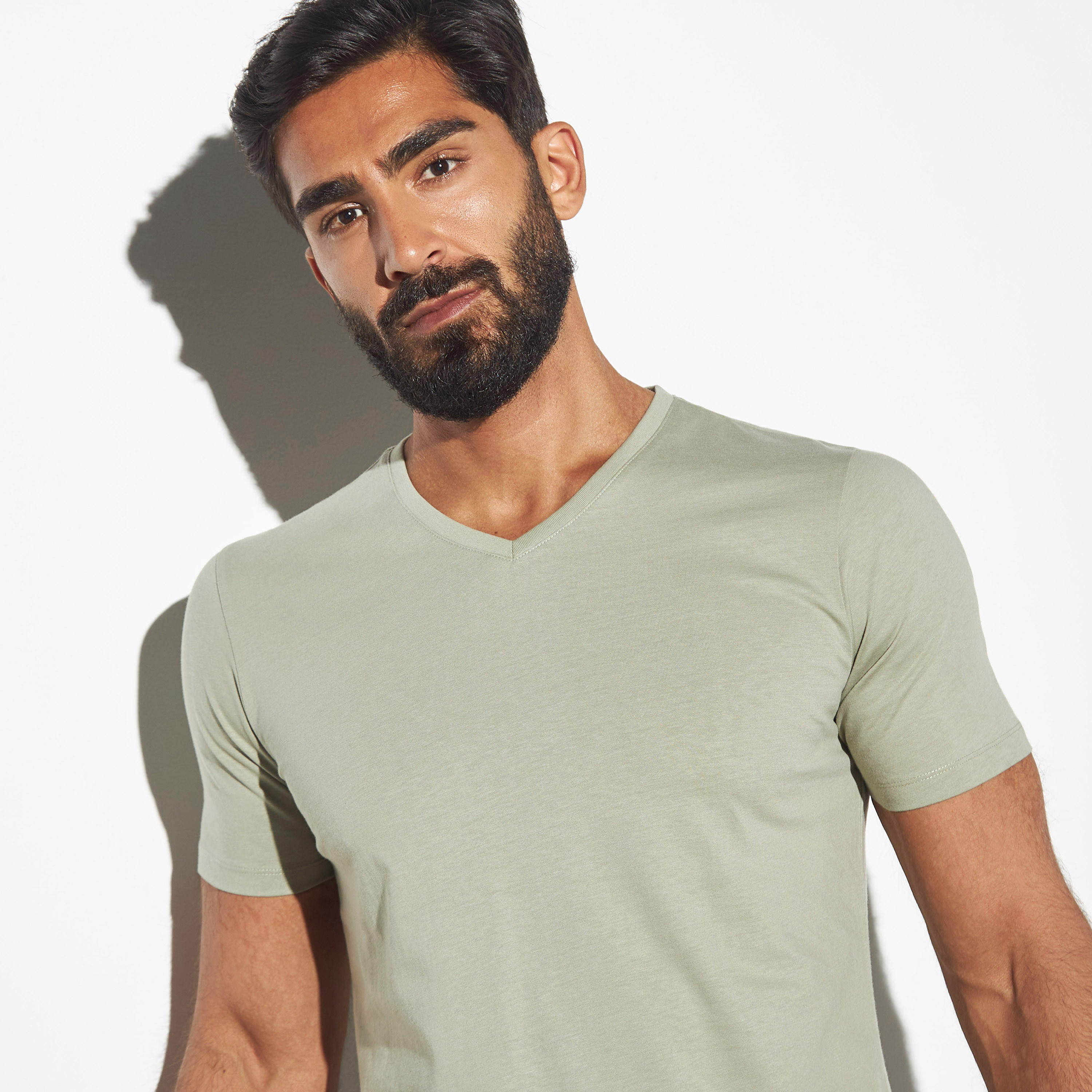 تيشيرت سادة بياقة V وأكمام قصيرة-men-clothing-tshirtsandpolos-tshirts-image-4