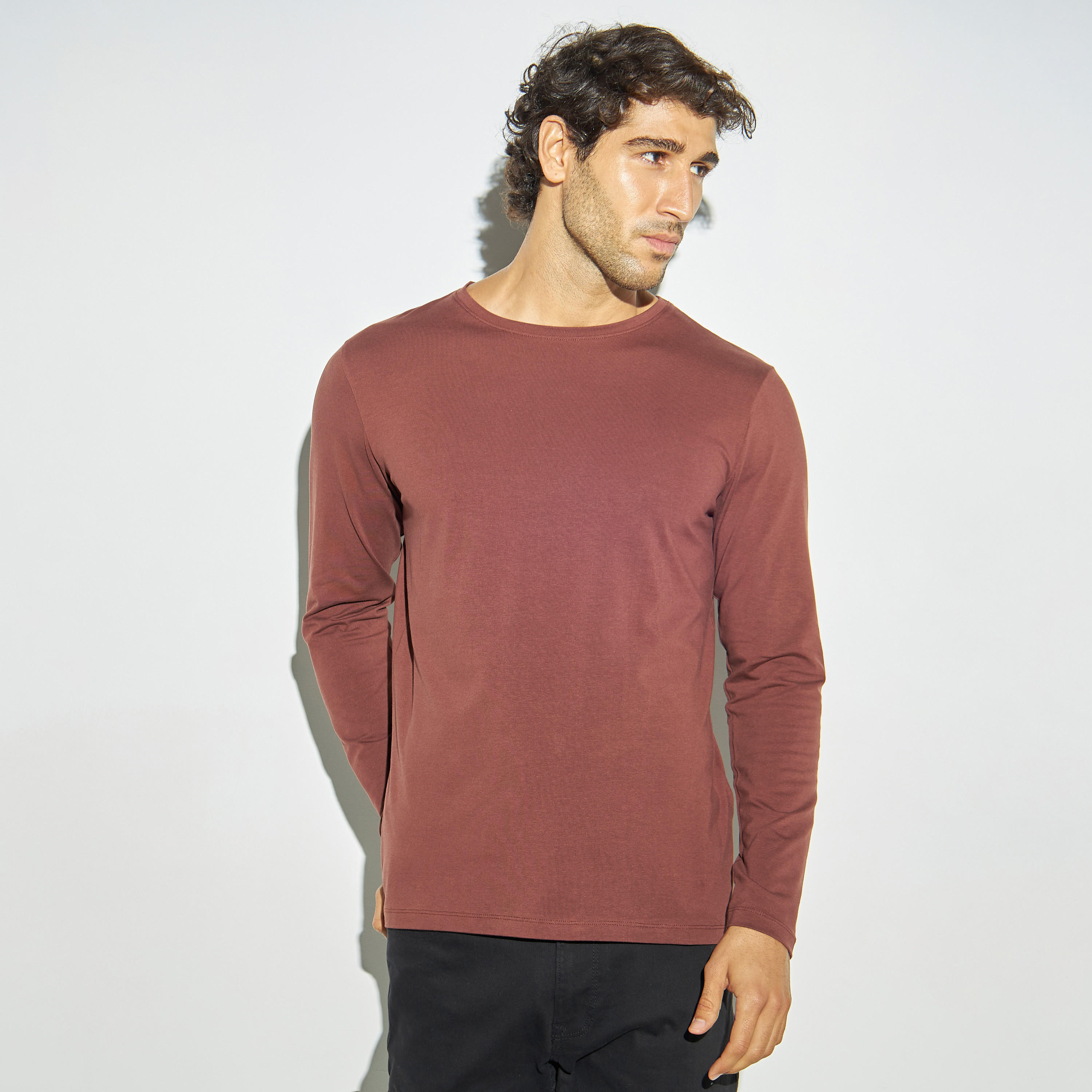 تيشيرت سادة بياقة ضيّقة وأكمام طويلة-men-clothing-tshirtsandpolos-tshirts-image-4