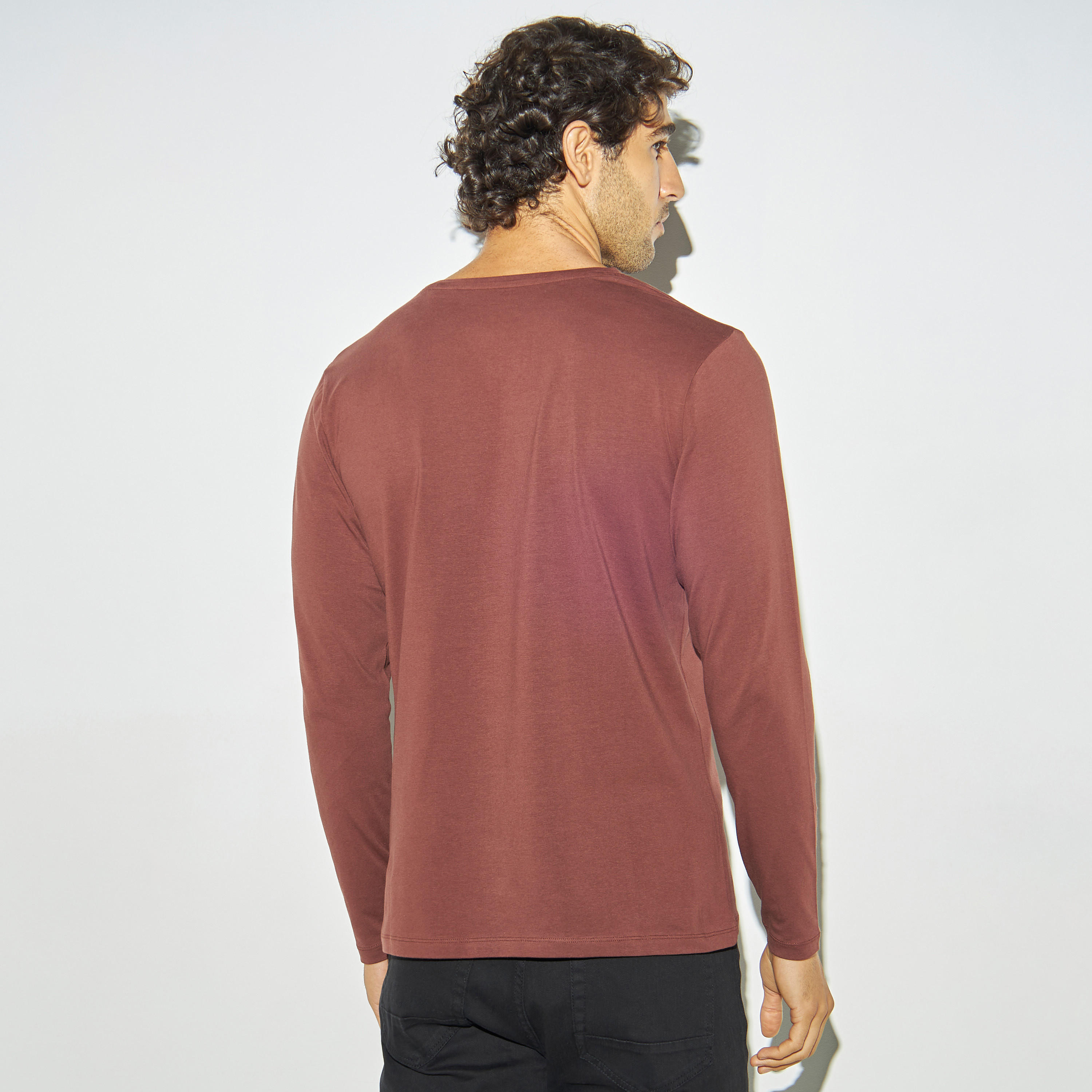 تيشيرت سادة بياقة ضيّقة وأكمام طويلة-men-clothing-tshirtsandpolos-tshirts-image-2