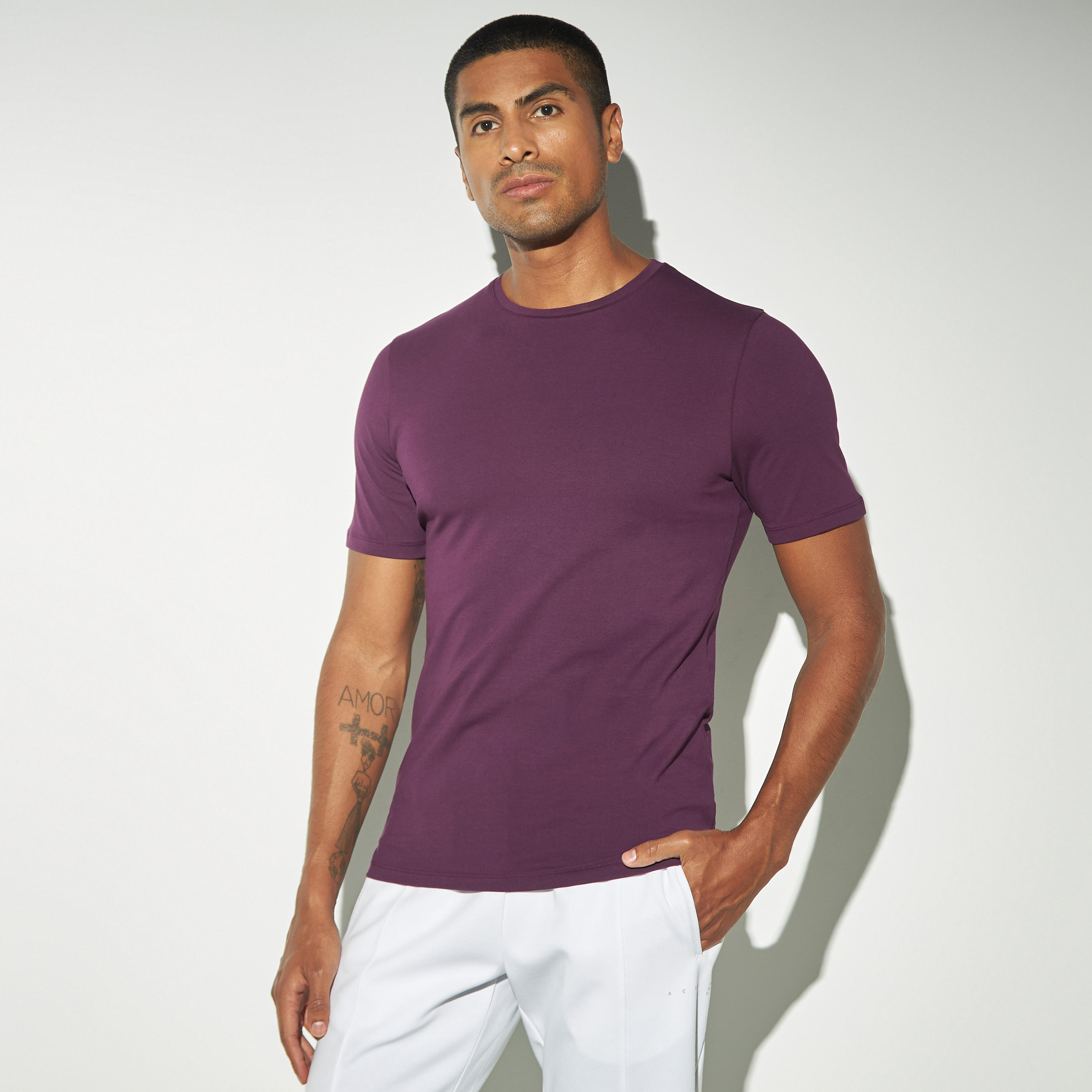 تيشيرت سادة بياقة ضيّقة وأكمام قصيرة-men-clothing-tshirtsandpolos-tshirts-image-4