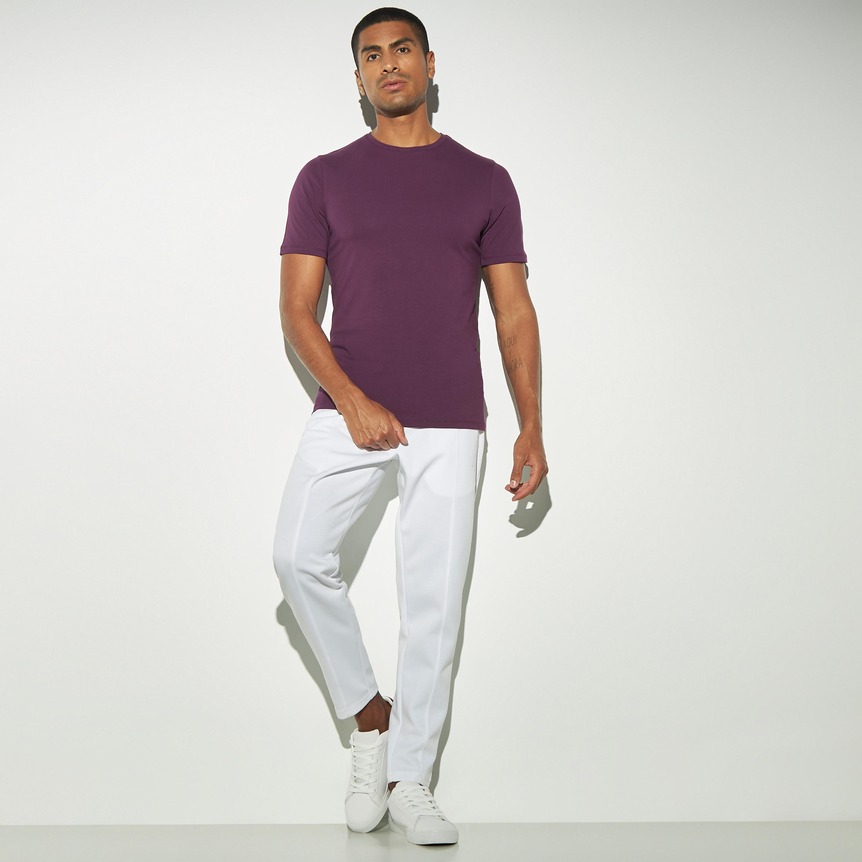 تيشيرت سادة بياقة ضيّقة وأكمام قصيرة-men-clothing-tshirtsandpolos-tshirts-image-3