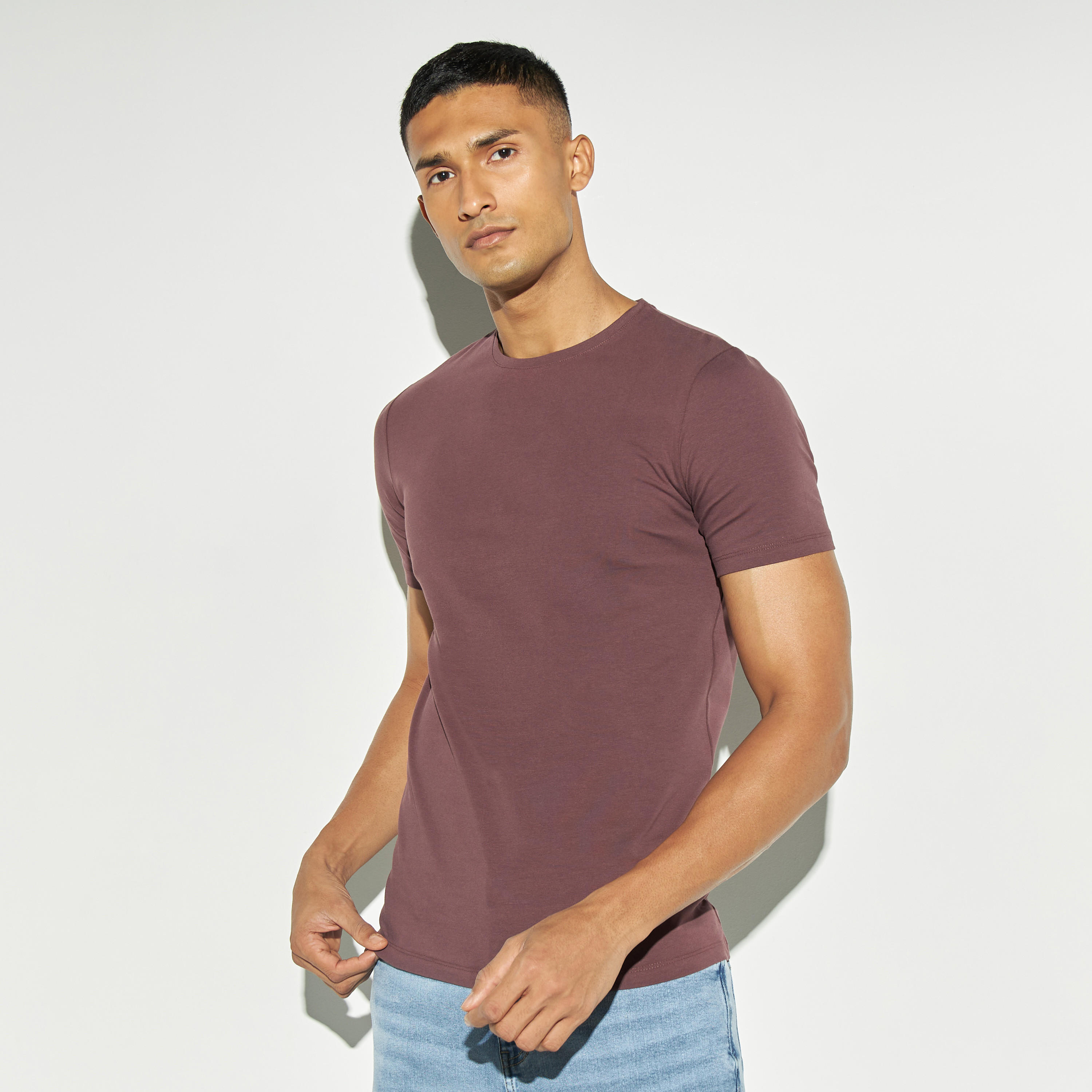 تيشيرت سادة بياقة ضيّقة وأكمام قصيرة-men-clothing-tshirtsandpolos-tshirts-image-4