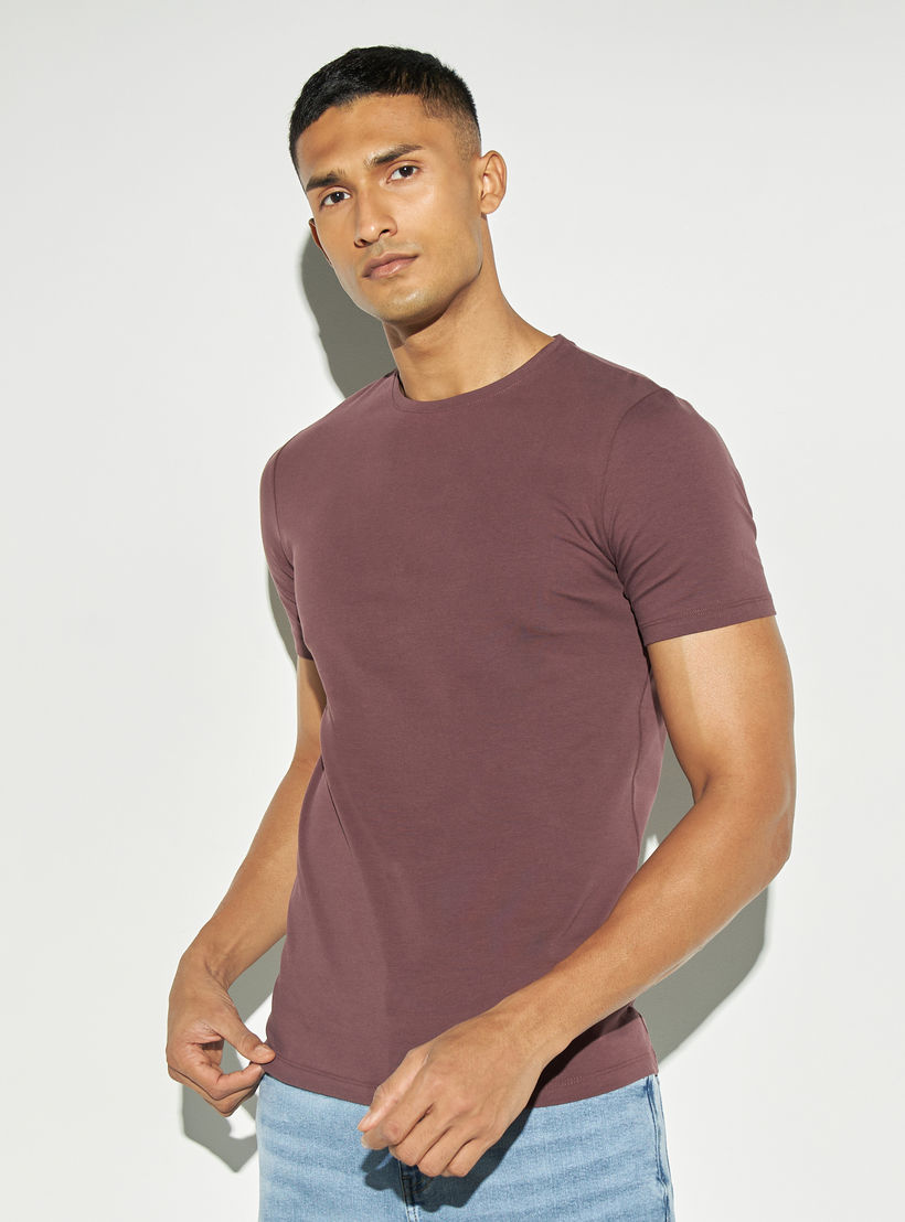 تيشيرت سادة بياقة ضيّقة وأكمام قصيرة-men-clothing-tshirtsandpolos-tshirts-image-4