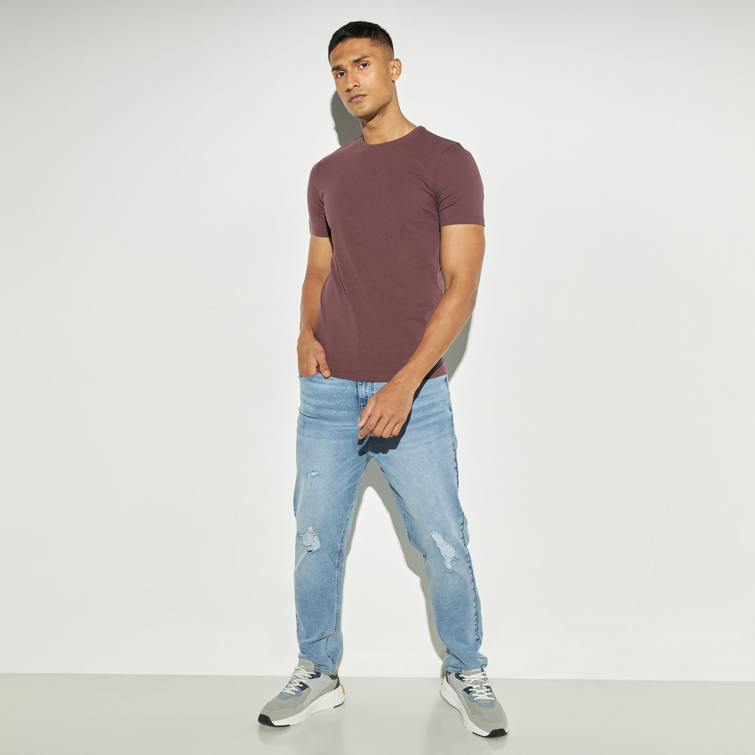 تيشيرت سادة بياقة ضيّقة وأكمام قصيرة-men-clothing-tshirtsandpolos-tshirts-image-3