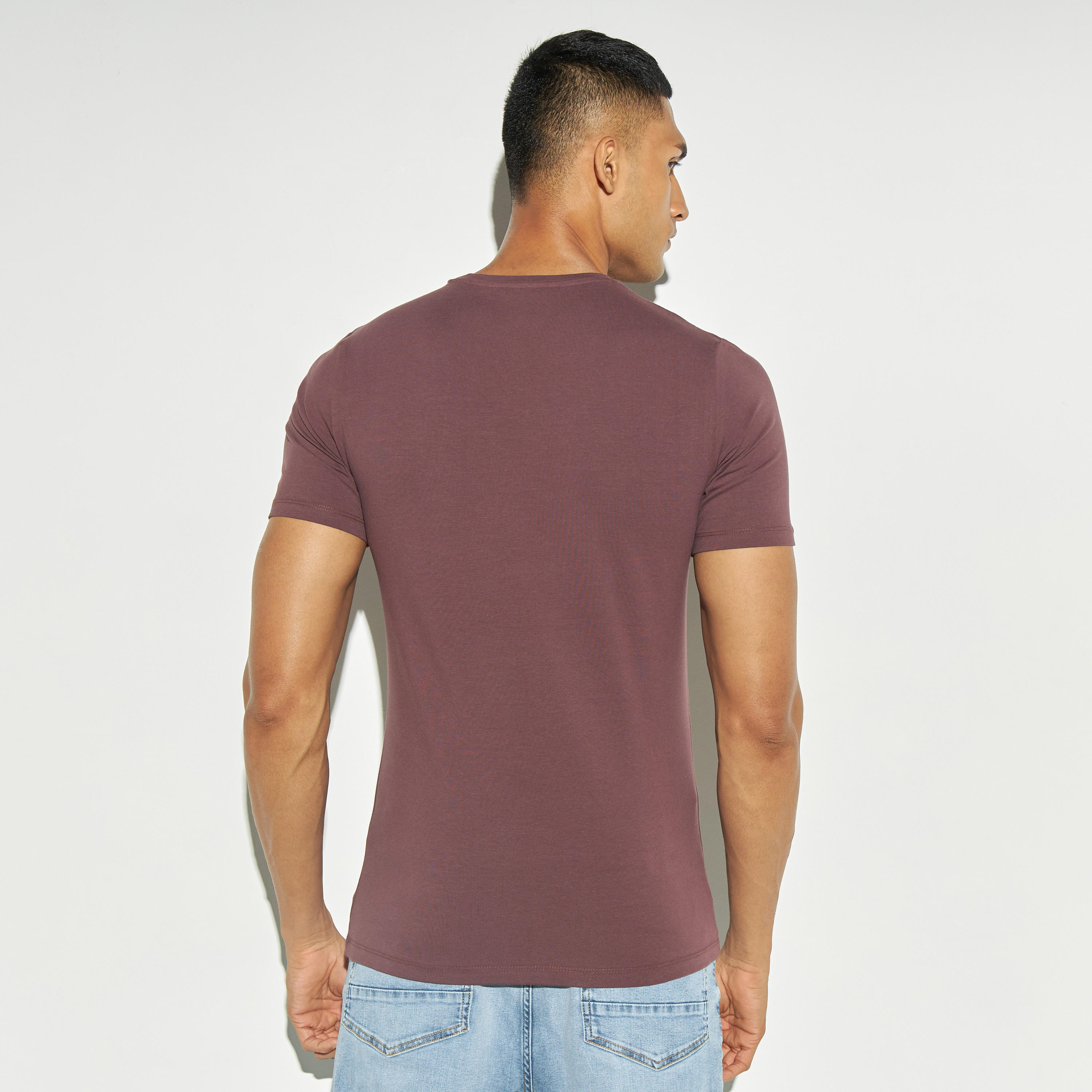 تيشيرت سادة بياقة ضيّقة وأكمام قصيرة-men-clothing-tshirtsandpolos-tshirts-image-2