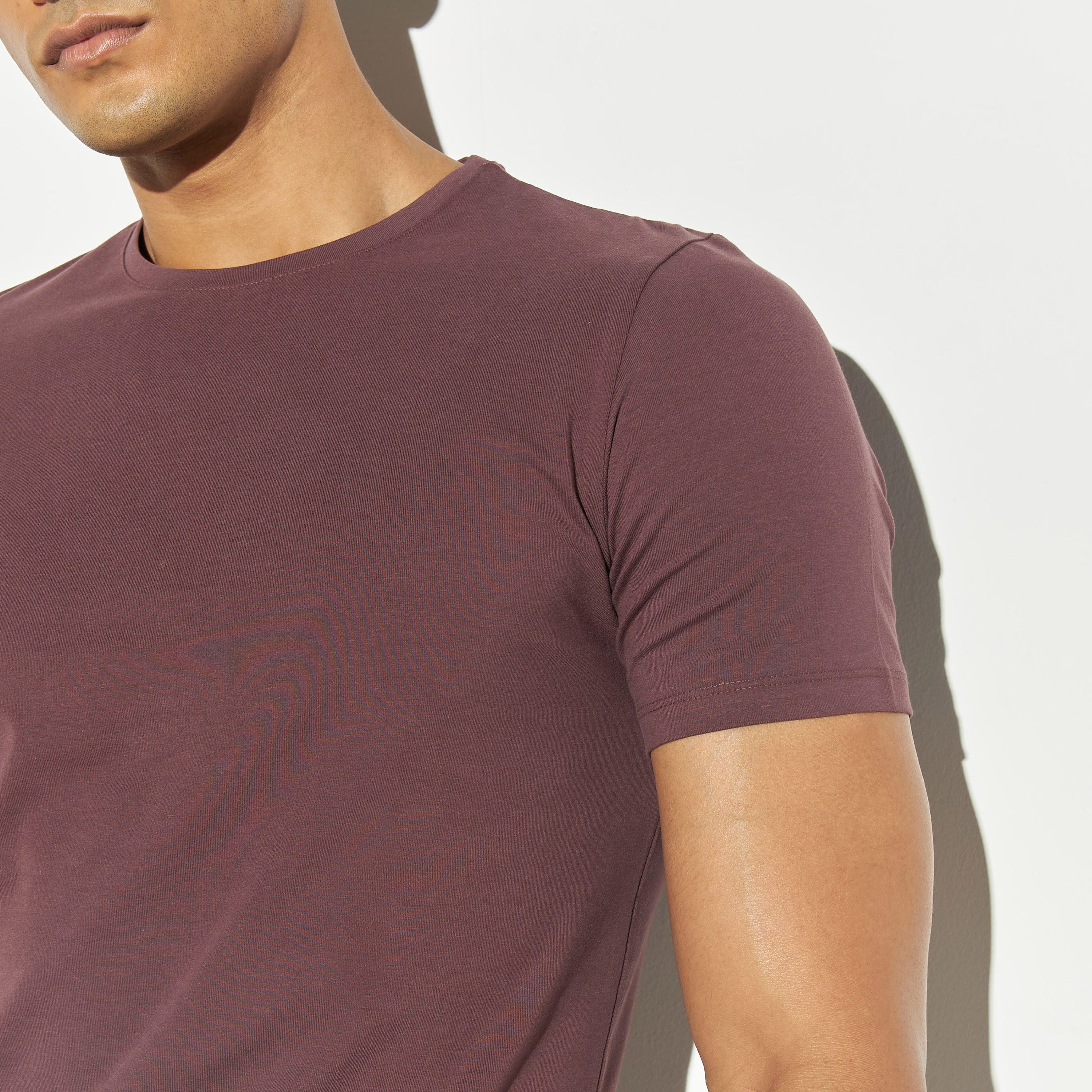 تيشيرت سادة بياقة ضيّقة وأكمام قصيرة-men-clothing-tshirtsandpolos-tshirts-image-1