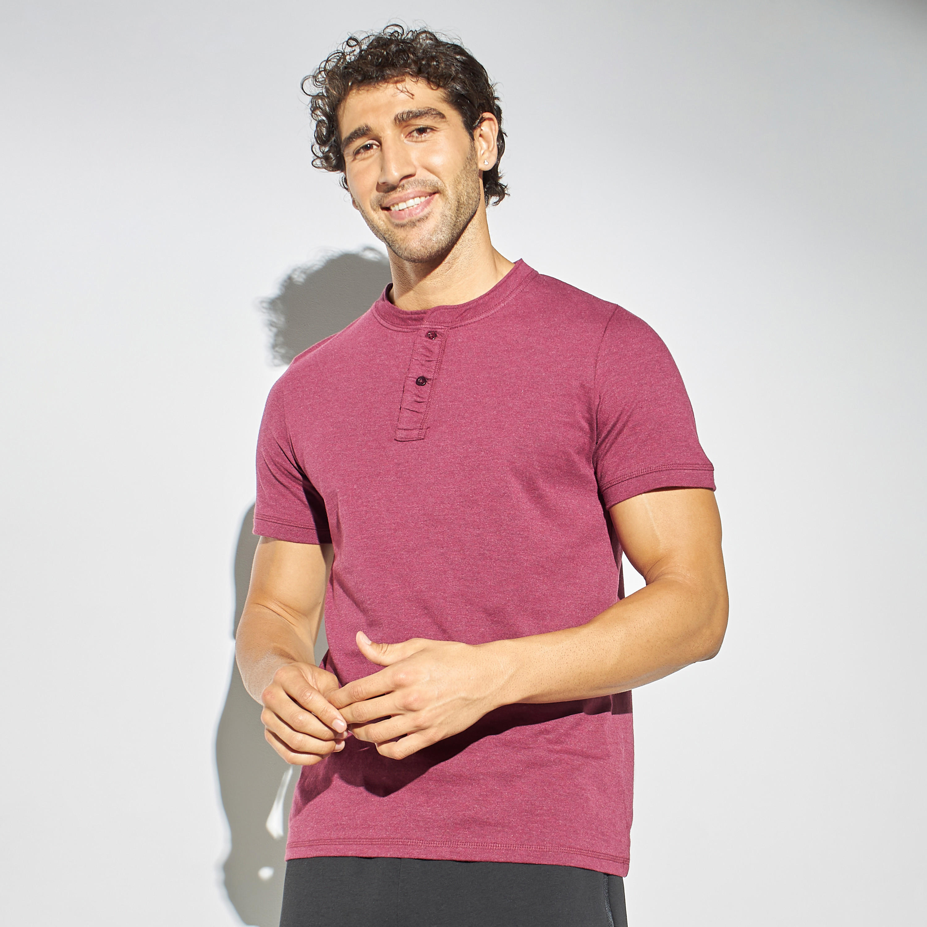 تيشيرت سادة بياقة هينلي وأكمام قصيرة-men-clothing-tshirtsandpolos-tshirts-image-4