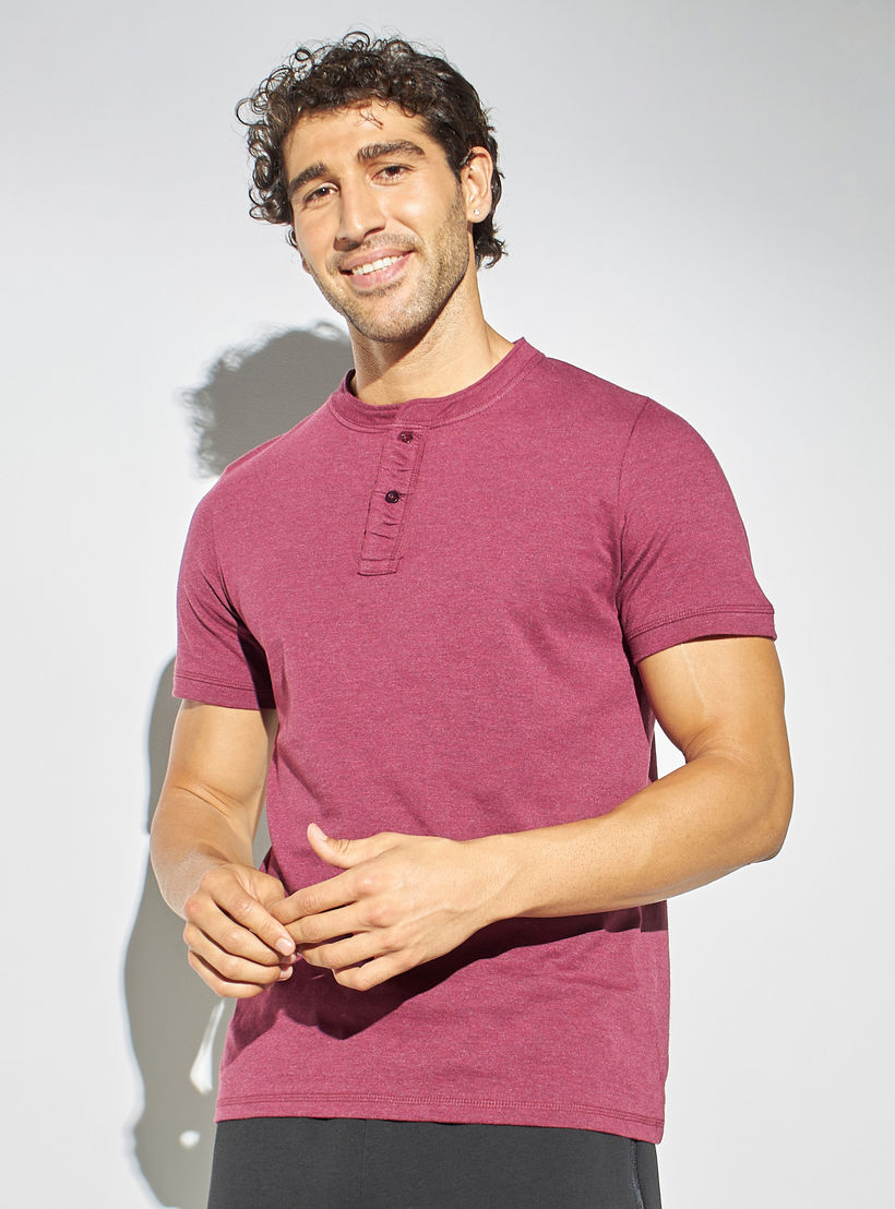 تيشيرت سادة بياقة هينلي وأكمام قصيرة-men-clothing-tshirtsandpolos-tshirts-image-4