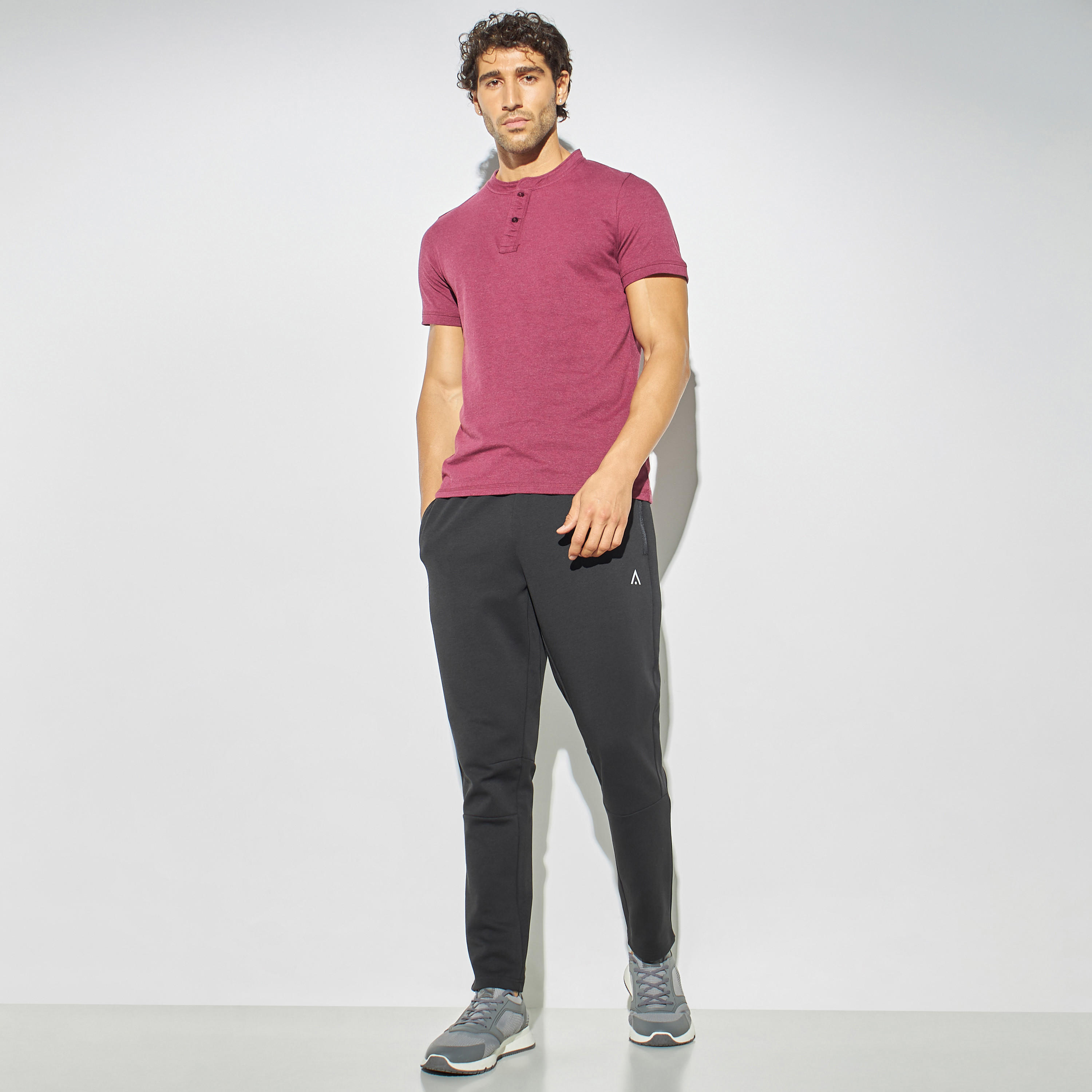 تيشيرت سادة بياقة هينلي وأكمام قصيرة-men-clothing-tshirtsandpolos-tshirts-image-3