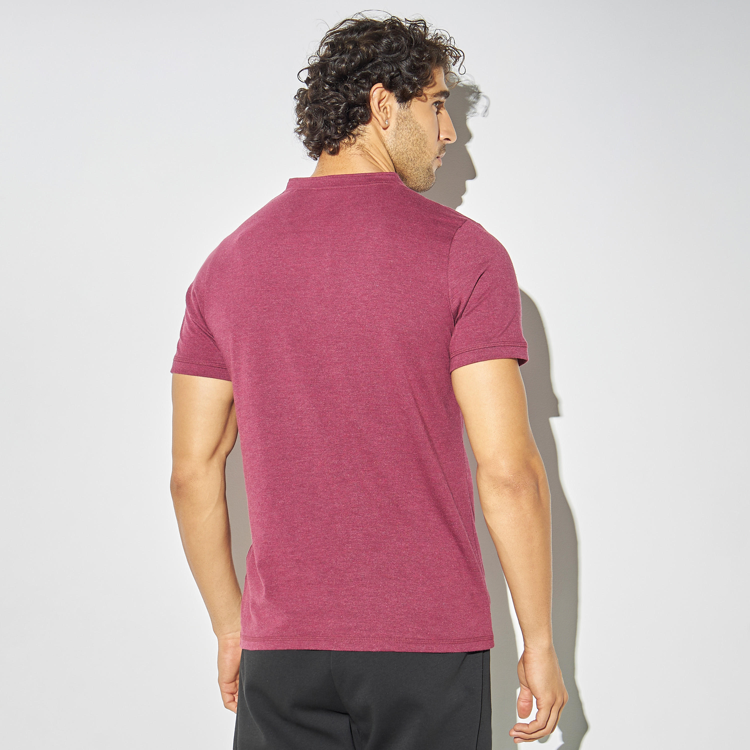 تيشيرت سادة بياقة هينلي وأكمام قصيرة-men-clothing-tshirtsandpolos-tshirts-image-2