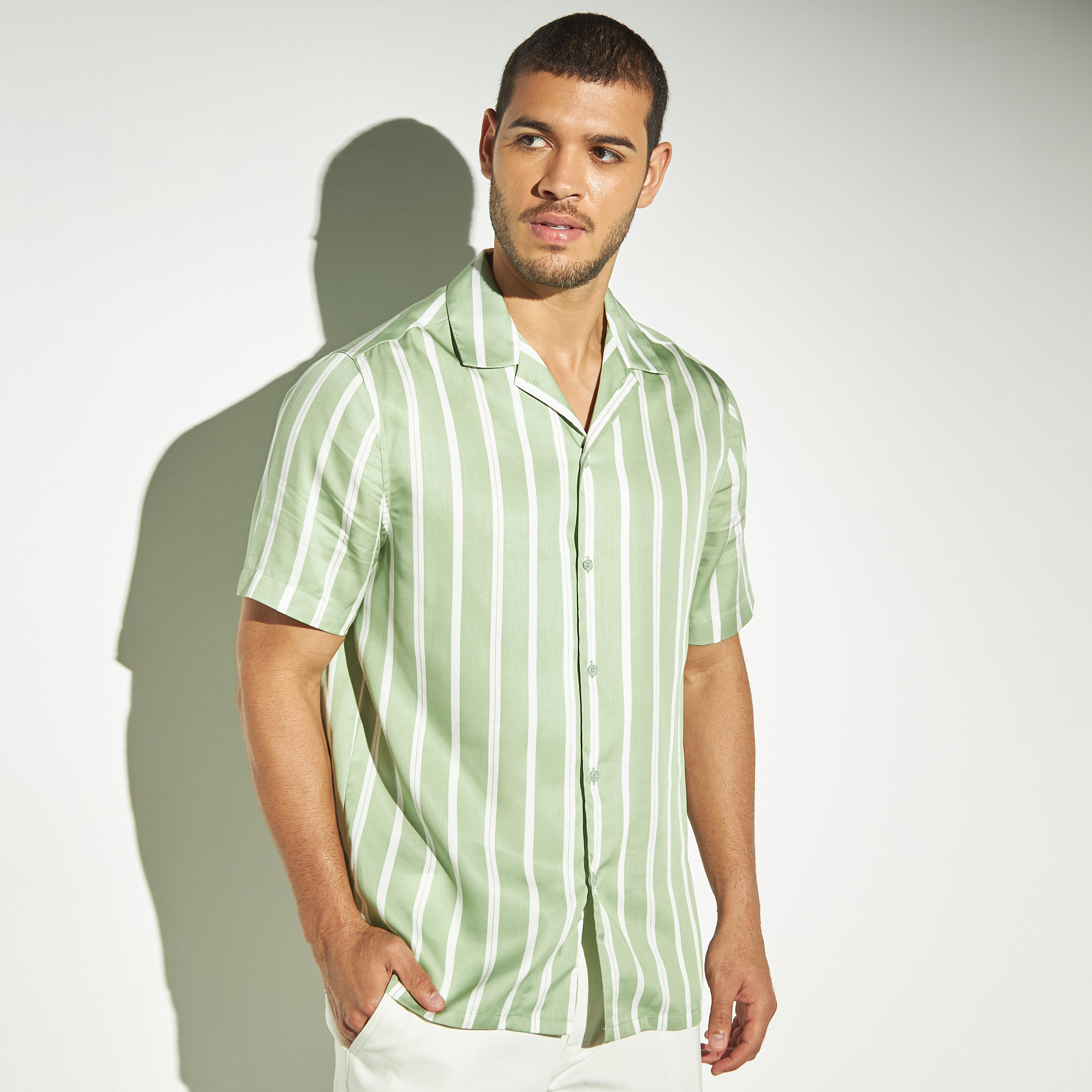 قميص لايوسل مخطط بأكمام قصيرة وإغلاق بأزرار-men-clothing-shirts-image-1