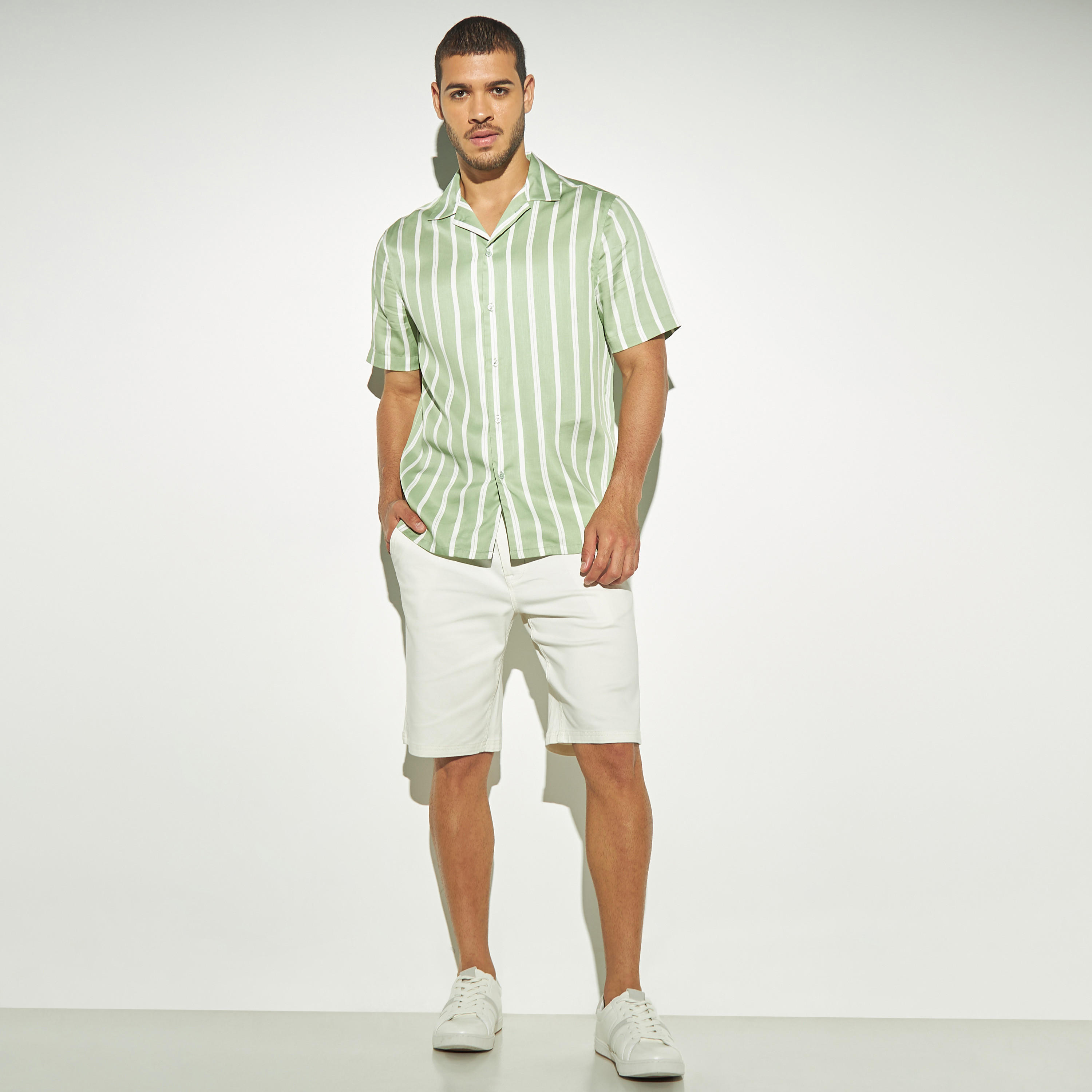قميص لايوسل مخطط بأكمام قصيرة وإغلاق بأزرار-men-clothing-shirts-image-2