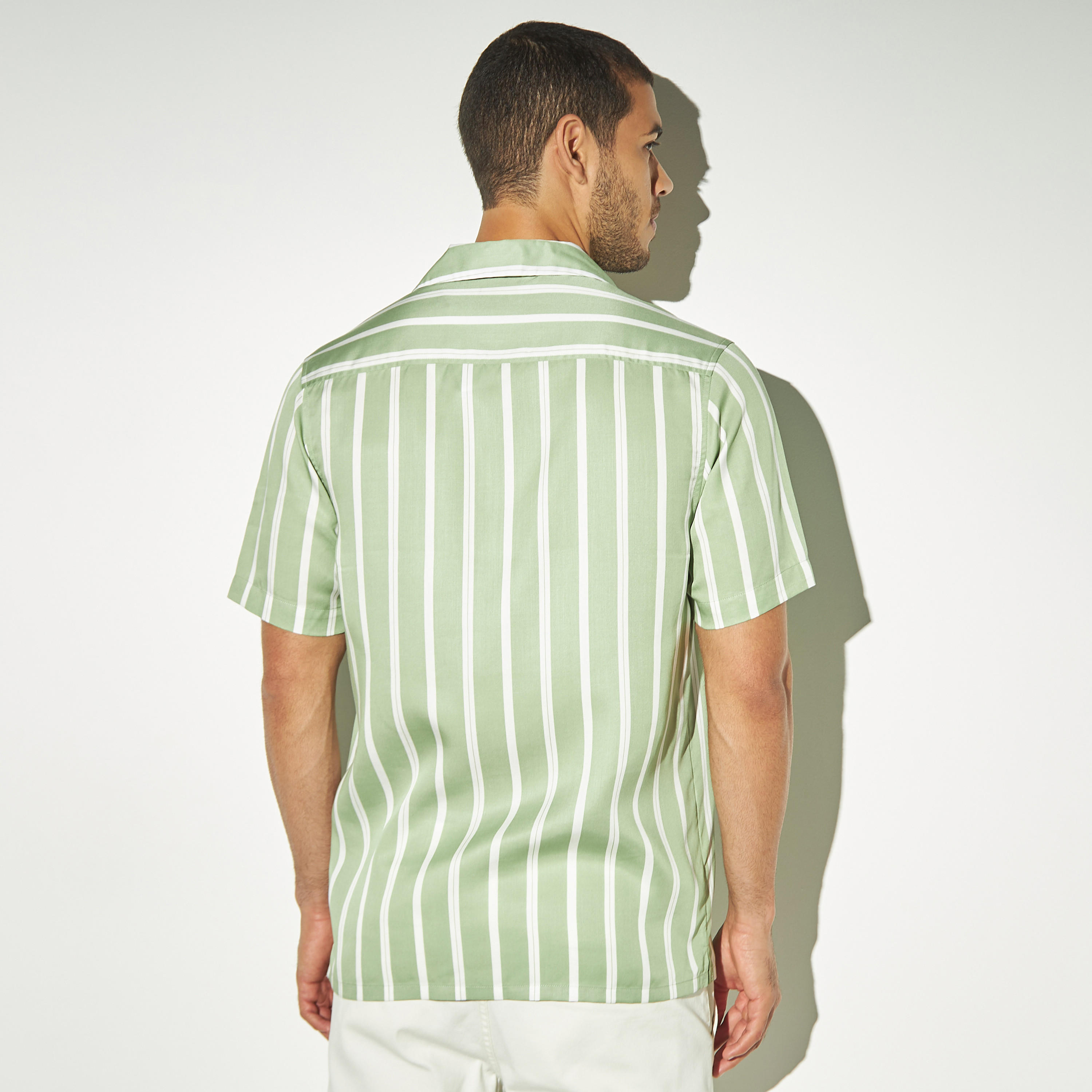 قميص لايوسل مخطط بأكمام قصيرة وإغلاق بأزرار-men-clothing-shirts-image-3