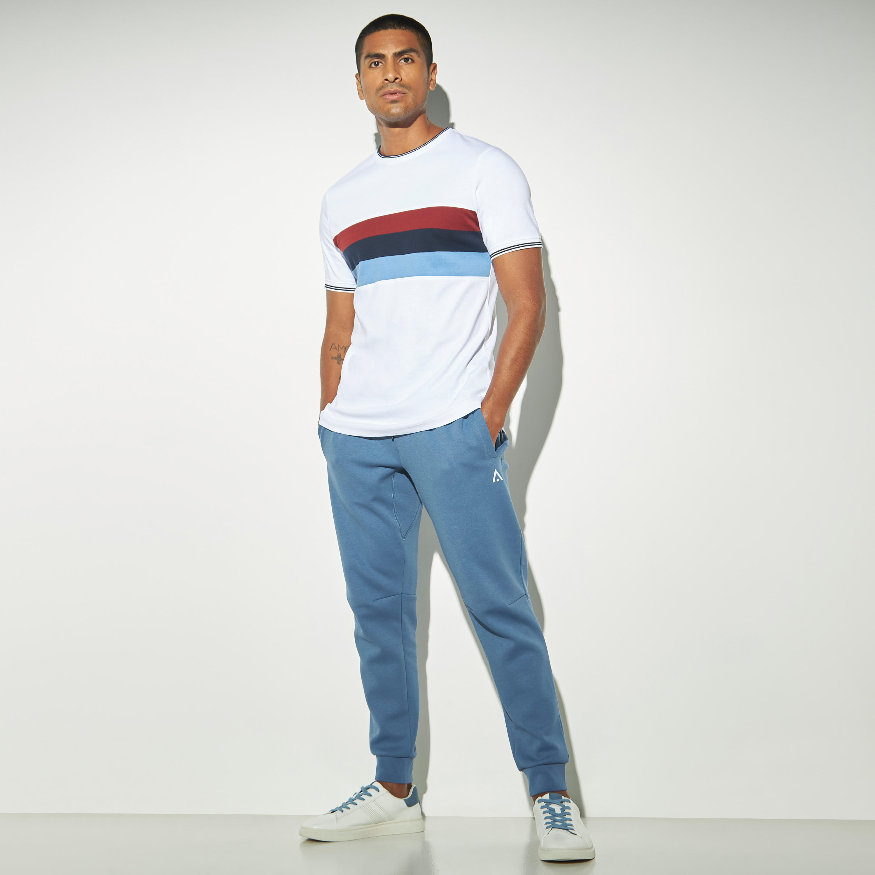 تيشيرت مخطط بياقة ضيقة وأكمام قصيرة-men-clothing-tshirtsandpolos-tshirts-image-2