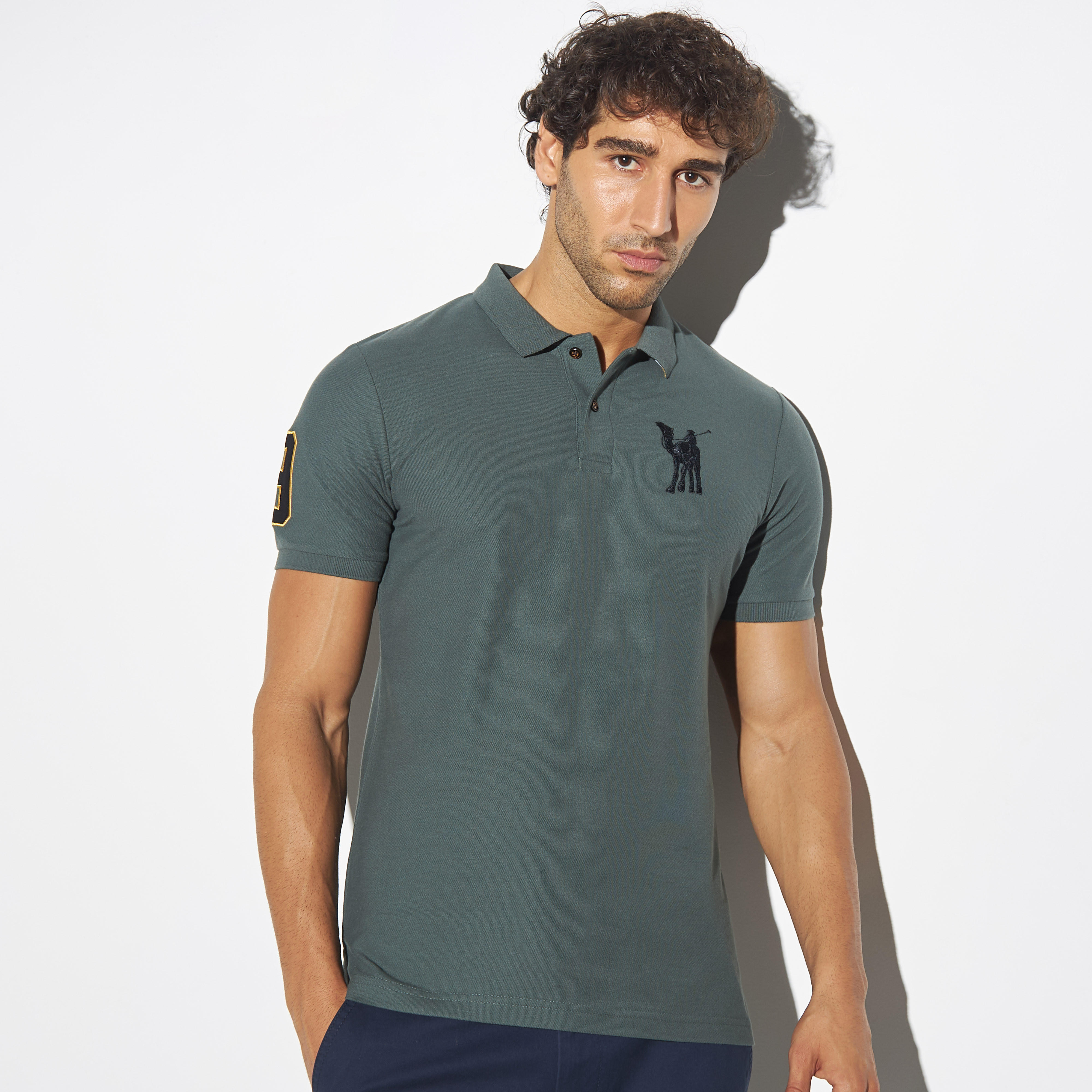 تيشيرت بولو بأكمام قصيرة وتطريز شعار-men-clothing-tshirtsandpolos-polos-image-1