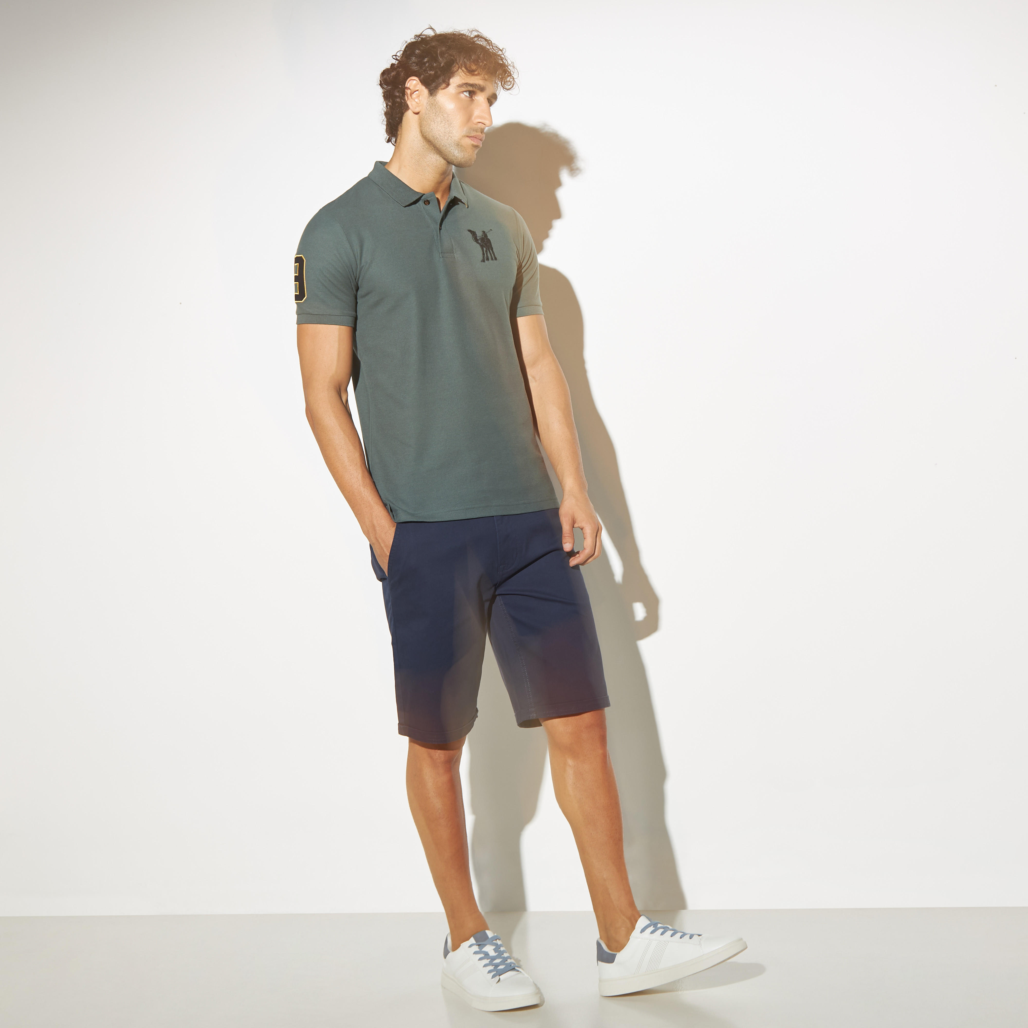 تيشيرت بولو بأكمام قصيرة وتطريز شعار-men-clothing-tshirtsandpolos-polos-image-2