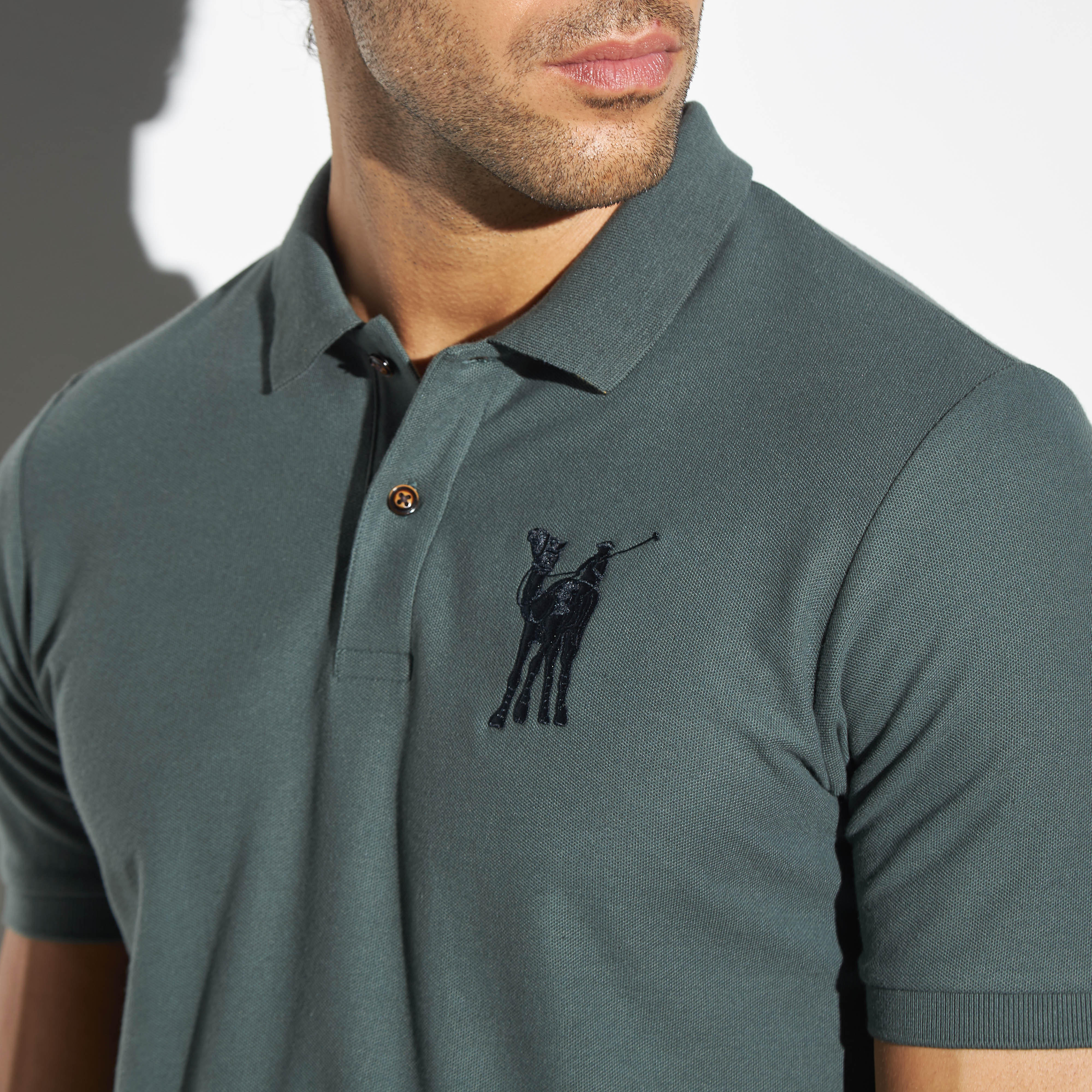 تيشيرت بولو بأكمام قصيرة وتطريز شعار-men-clothing-tshirtsandpolos-polos-image-4