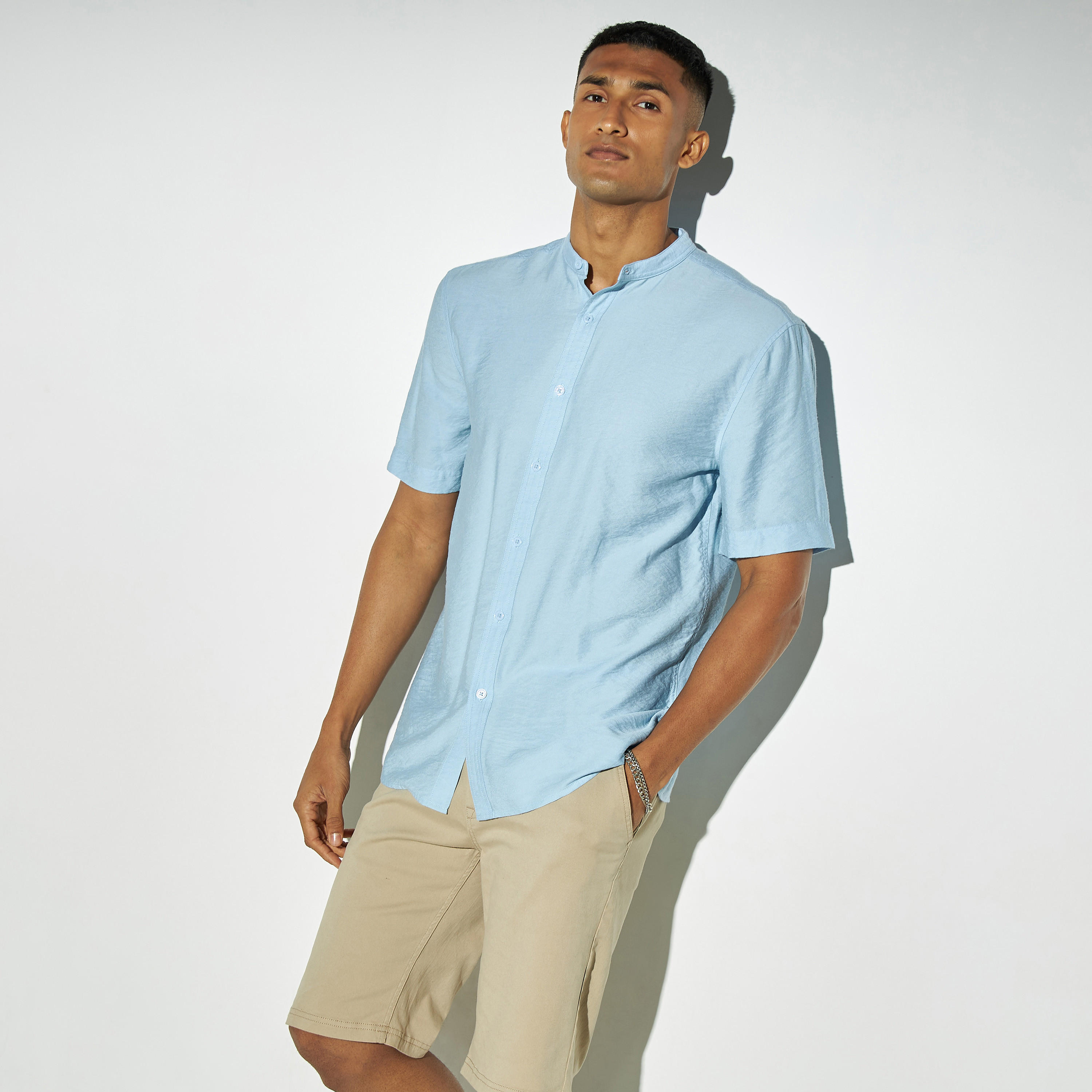 قميص سادة بياقة باند وأكمام قصيرة-men-clothing-shirts-image-4