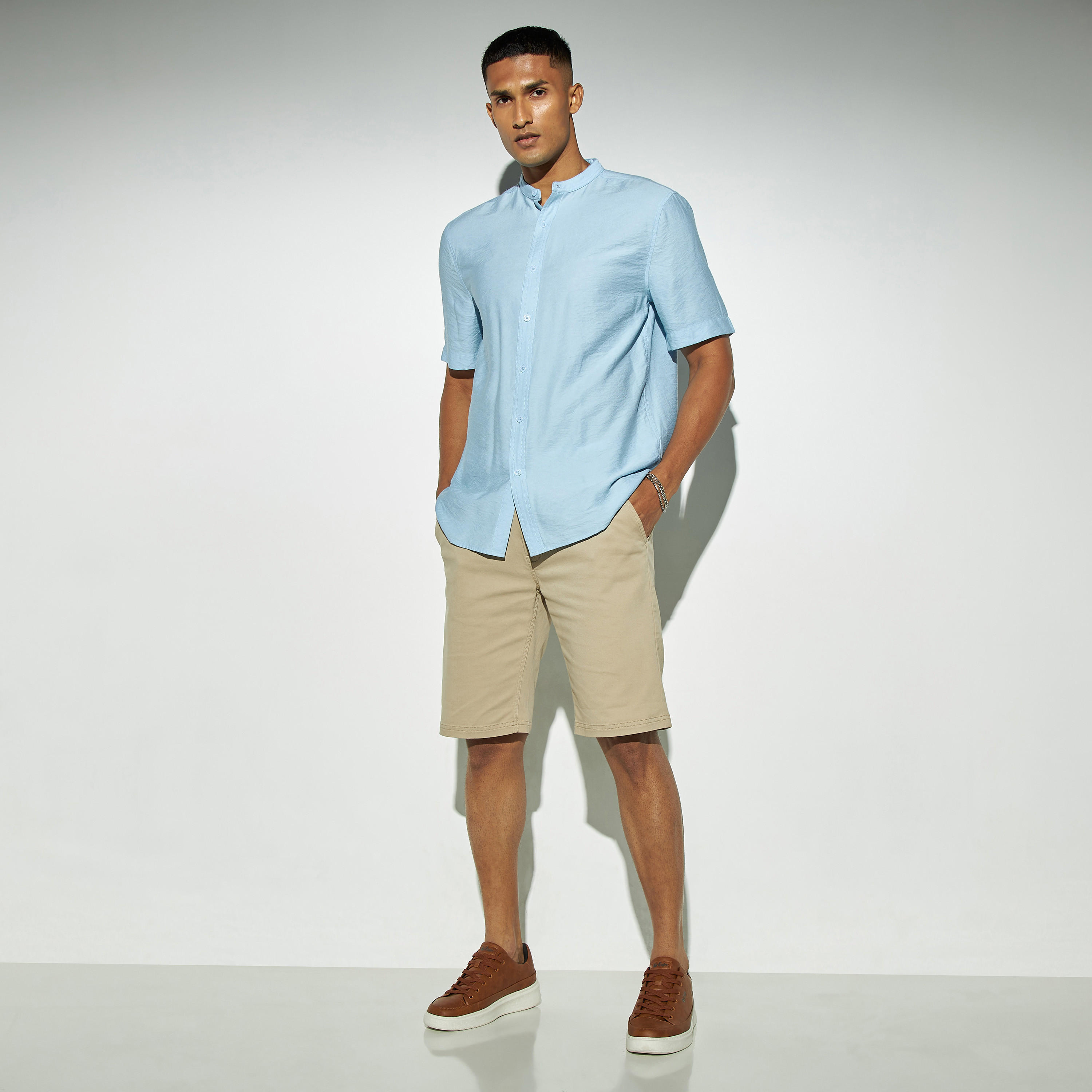 قميص سادة بياقة باند وأكمام قصيرة-men-clothing-shirts-image-3