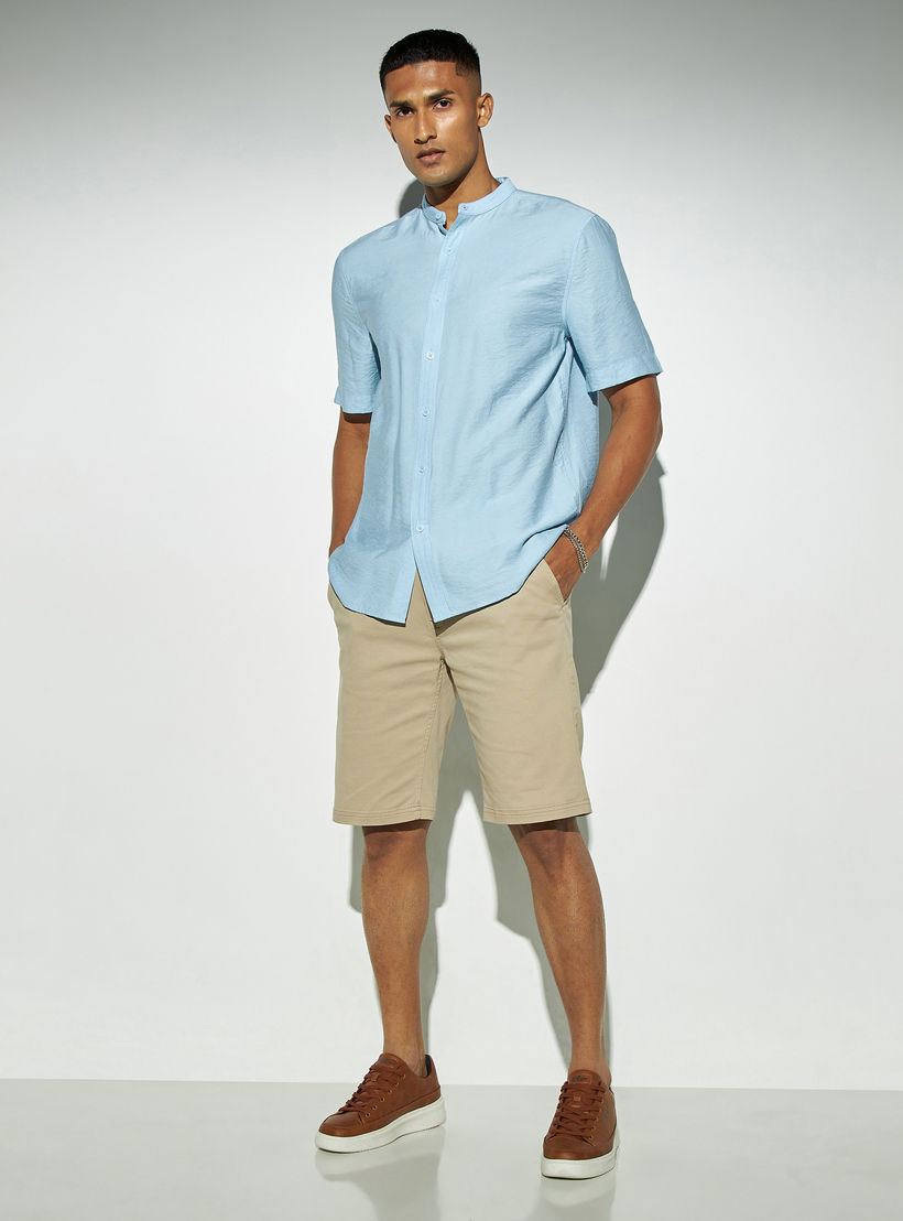 قميص سادة بياقة باند وأكمام قصيرة-men-clothing-shirts-image-3